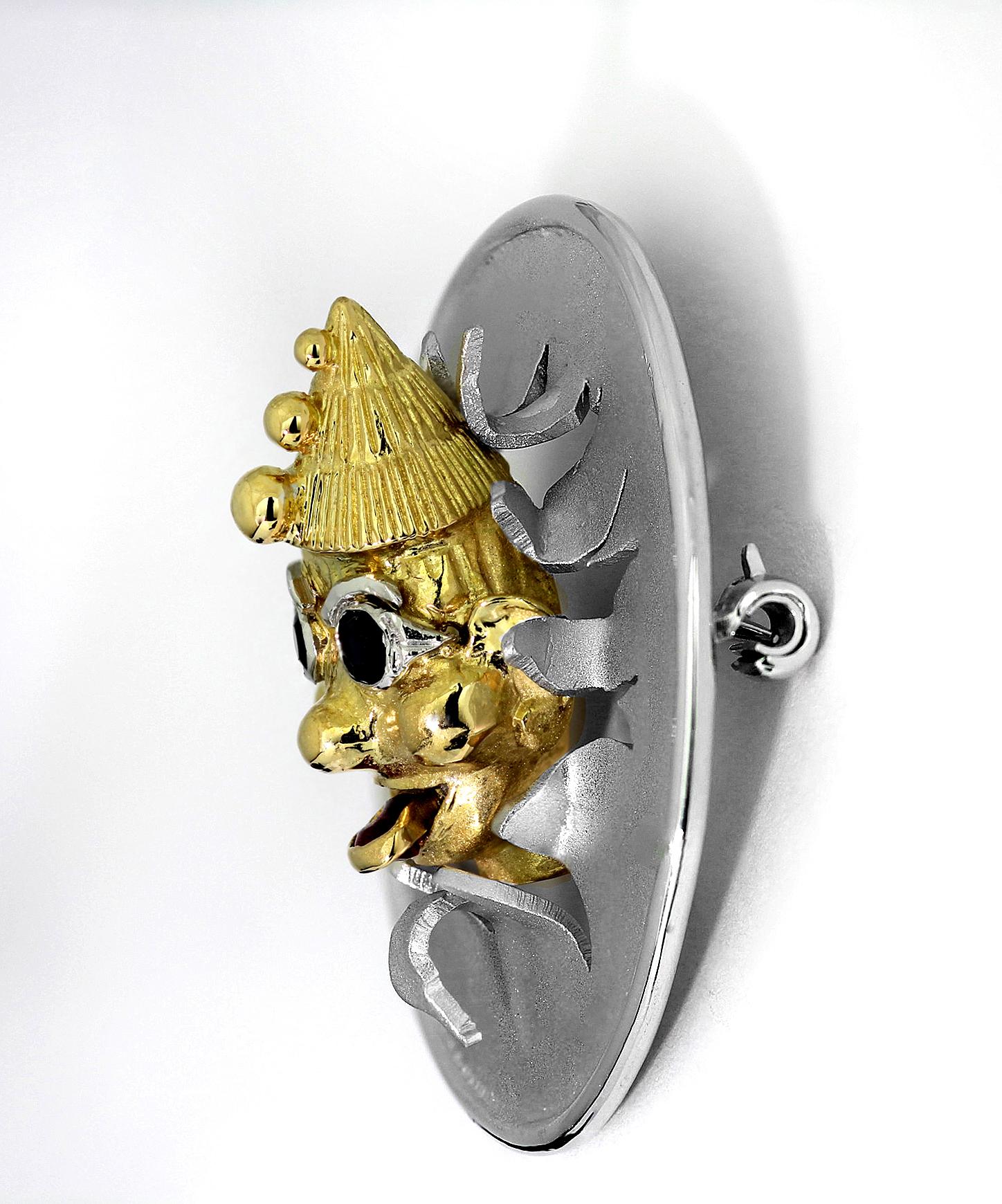 Taille ronde Broche clown rétro Albion Craft en or 18 carats avec rubis et saphirs en bimétal en vente