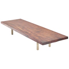 Table basse sur mesure, dalle de bois de feuillus antique et bases en laiton, par P. Tendercool