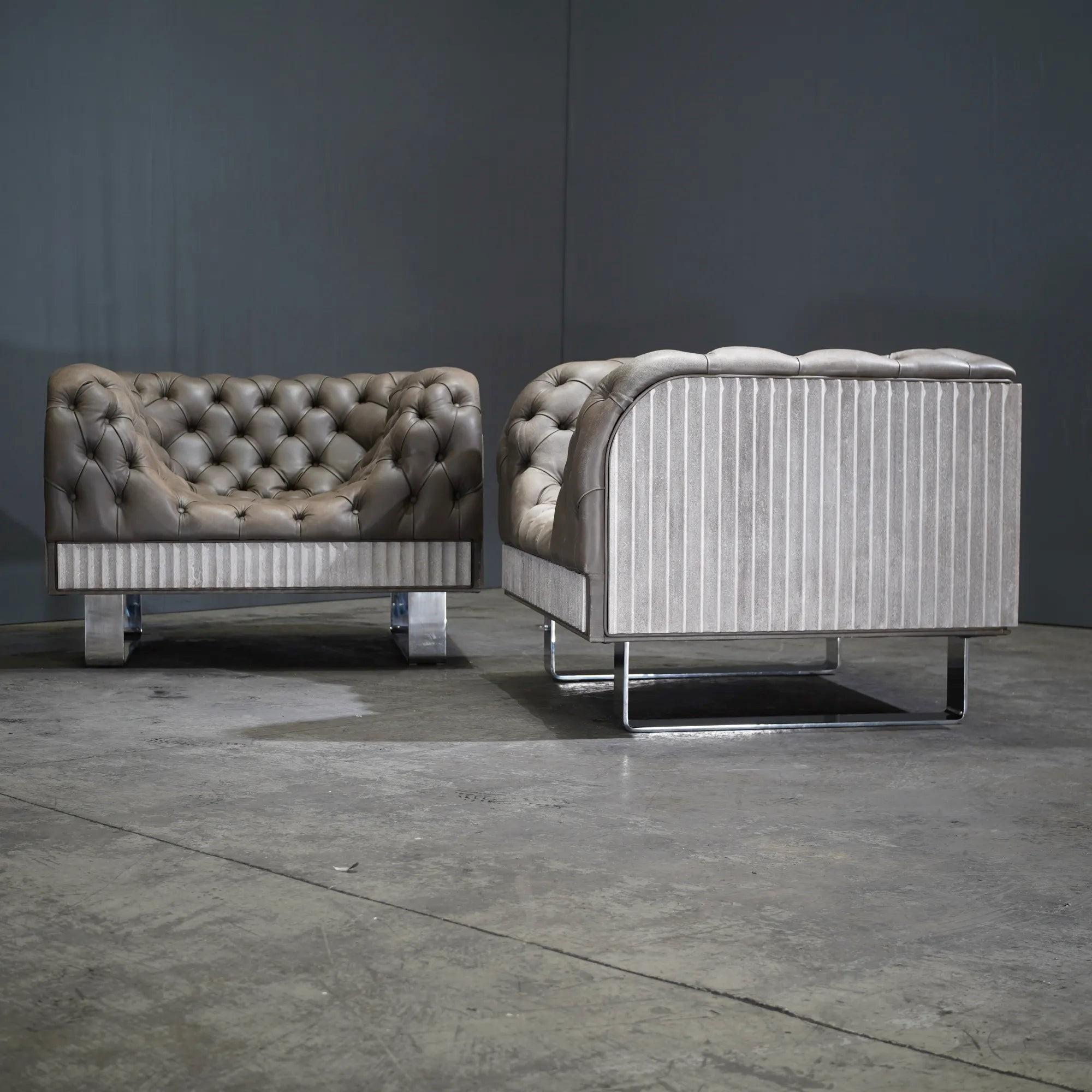 Maßgeschneiderter Betonsessel aus Zinn Napa Leder mit weichen Chesterfield-Details (21. Jahrhundert und zeitgenössisch) im Angebot