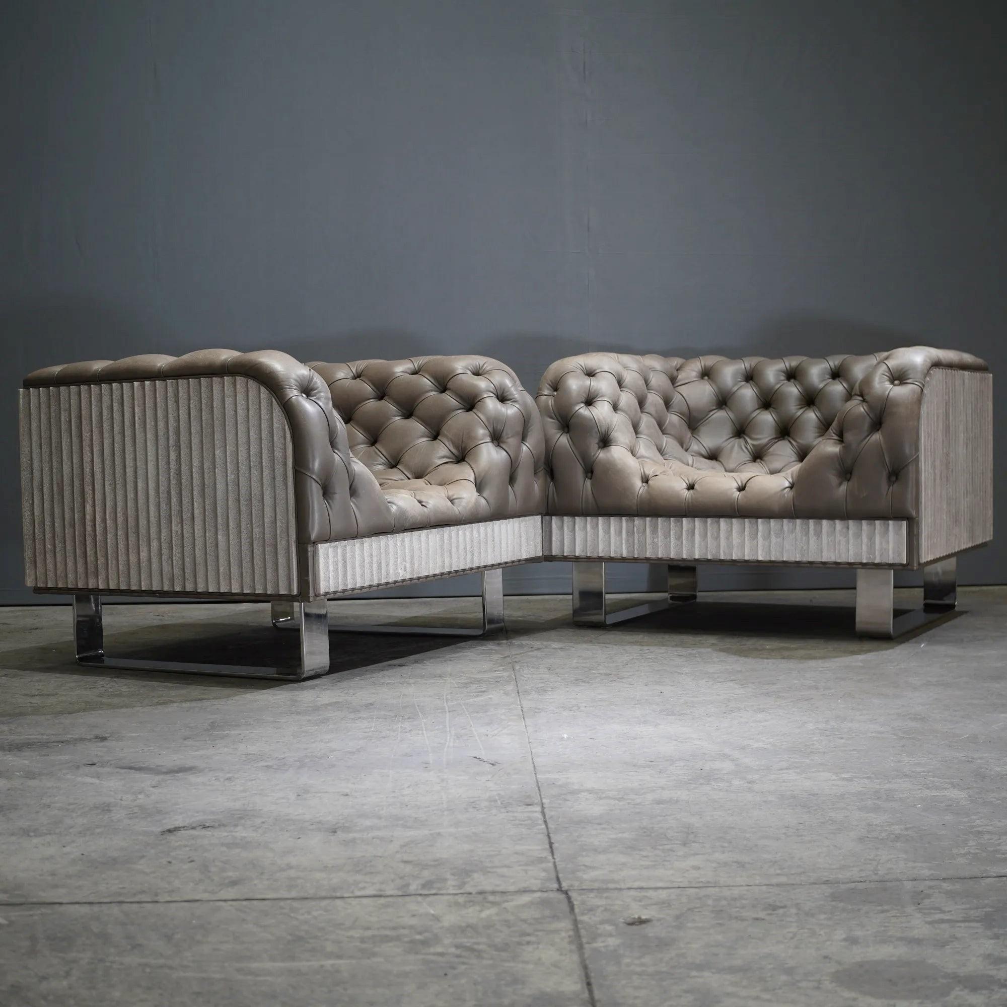 Maßgeschneiderter Betonsessel aus Zinn Napa Leder mit weichen Chesterfield-Details im Angebot 1