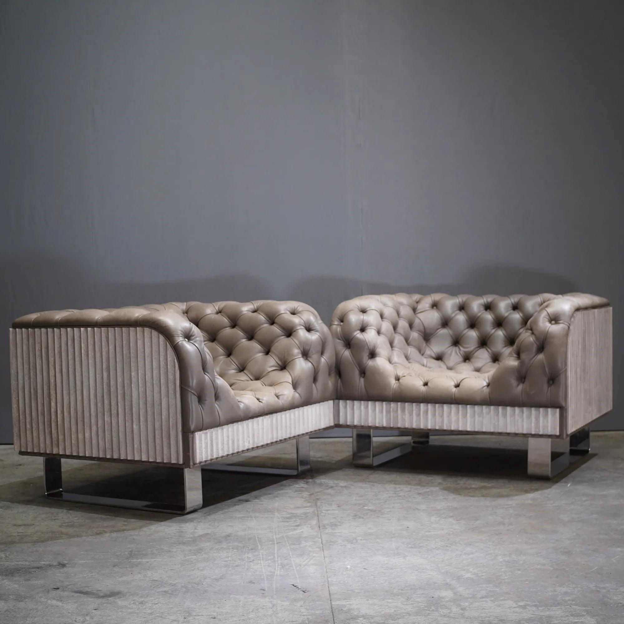 Maßgeschneiderter Betonsessel aus Zinn Napa Leder mit weichen Chesterfield-Details im Angebot 3