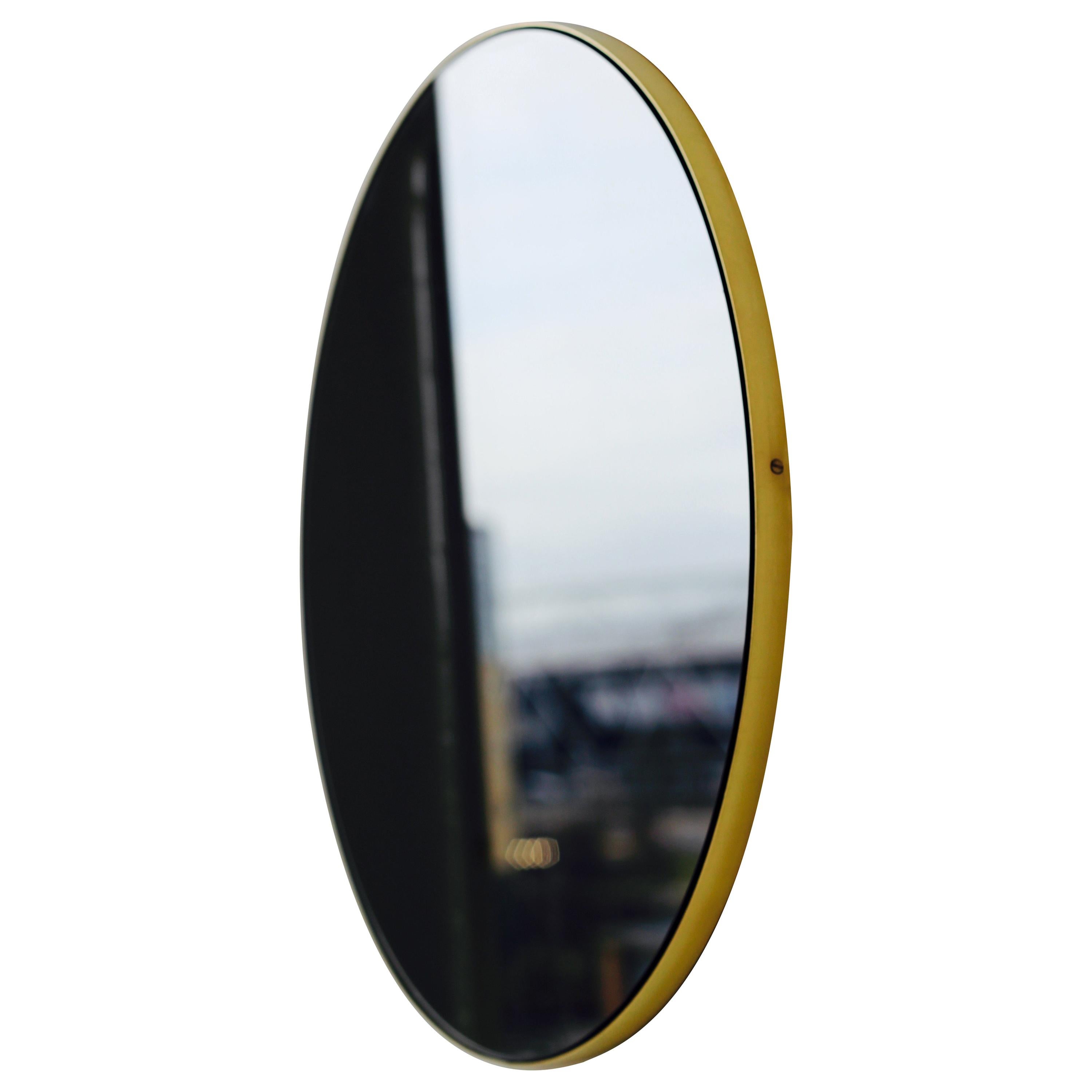 Miroir contemporain rond Orbis teinté noir avec cadre en laiton, XL en vente