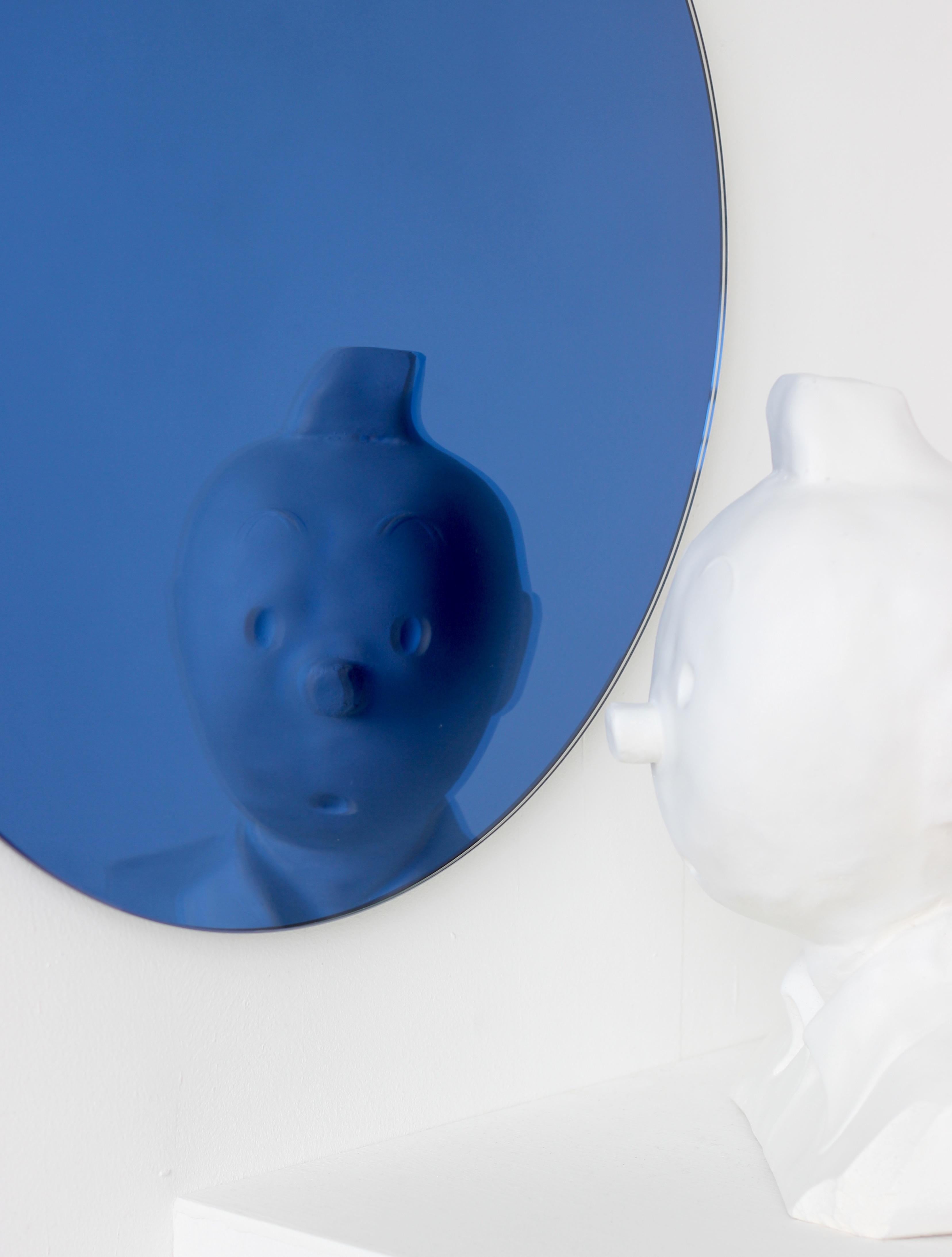 Orbis Blau getönter, runder, minimalistischer, rahmenloser Spiegel mit Schwebeeffekt, groß (Organische Moderne) im Angebot