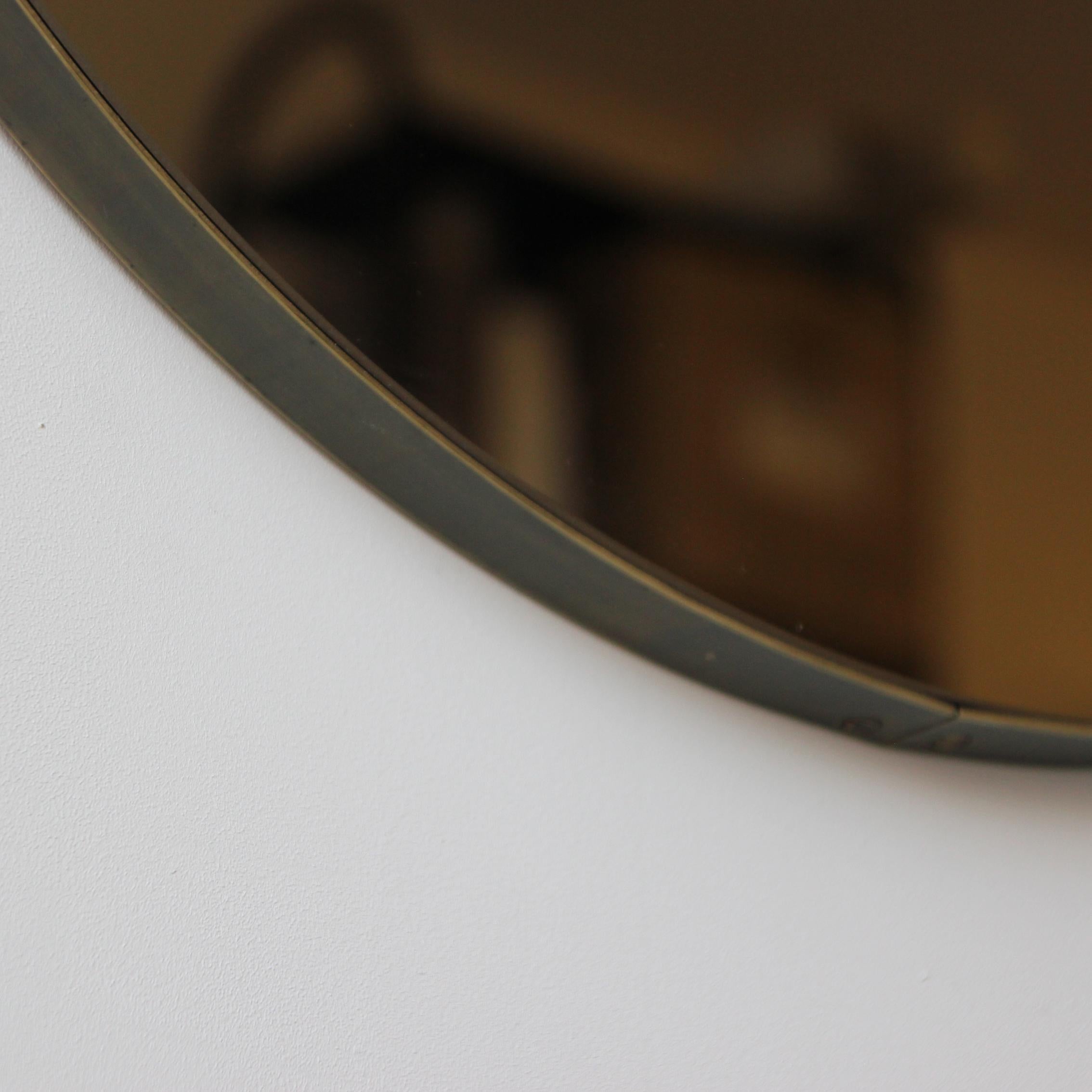 Effet bronze Grand miroir rond teinté bronze avec cadre patiné bronze Orbis, en vente