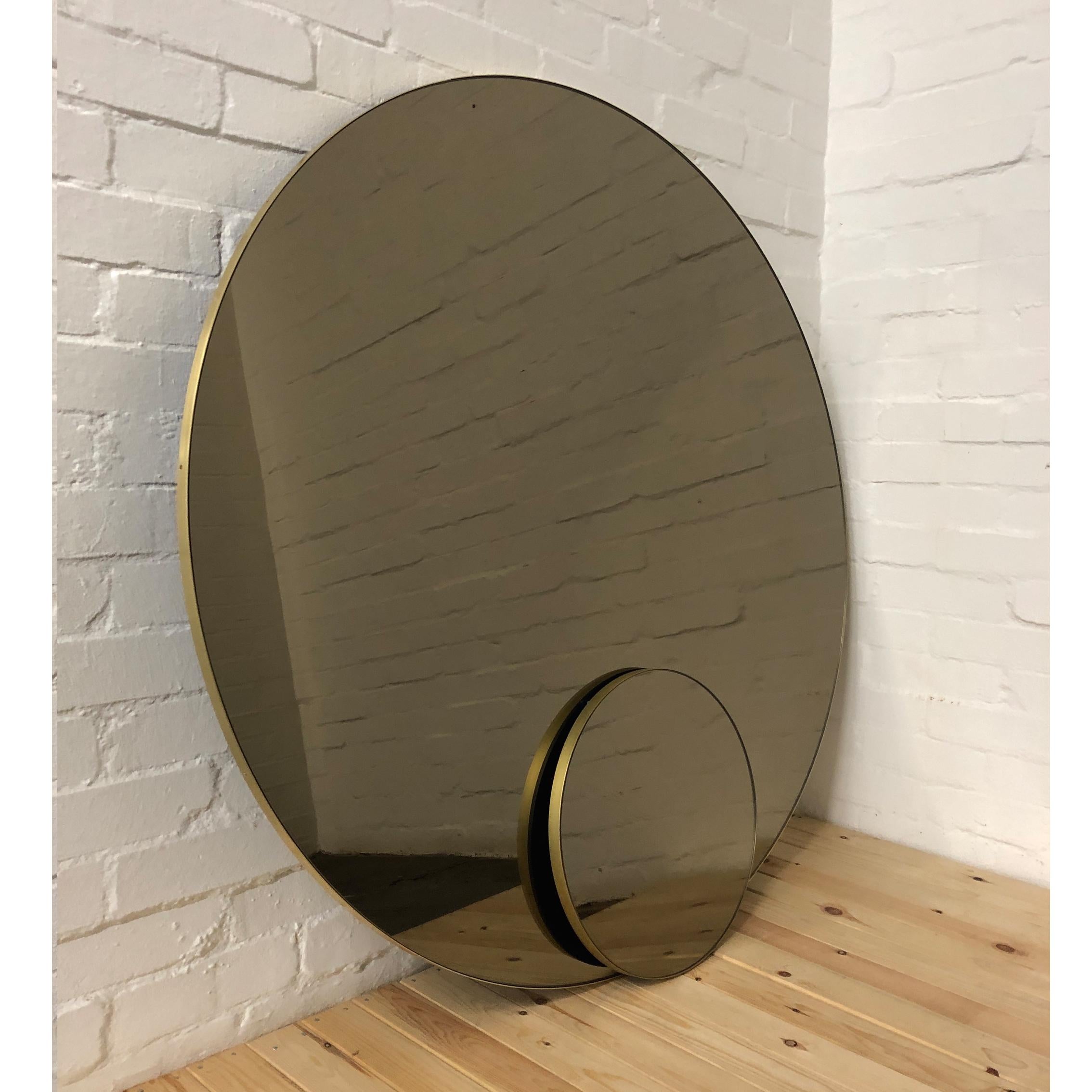 Moderne Orbis Bronze Tinted Contemporary Round Mirror with Brass Frame, Large (miroir rond contemporain teinté en bronze avec cadre en laiton) en vente