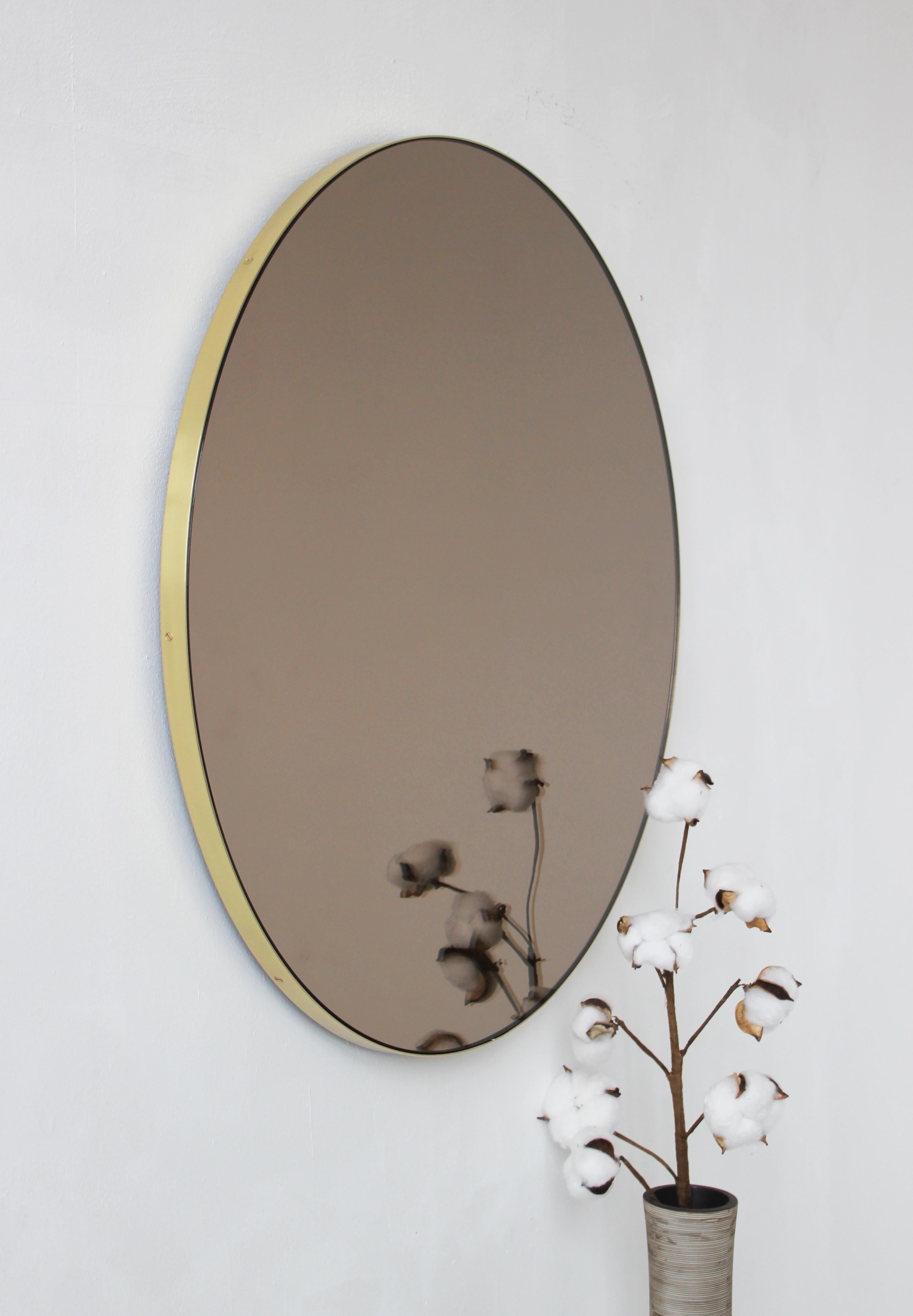 Britannique Orbis Bronze Tinted Contemporary Round Mirror with Brass Frame, Large (miroir rond contemporain teinté en bronze avec cadre en laiton) en vente