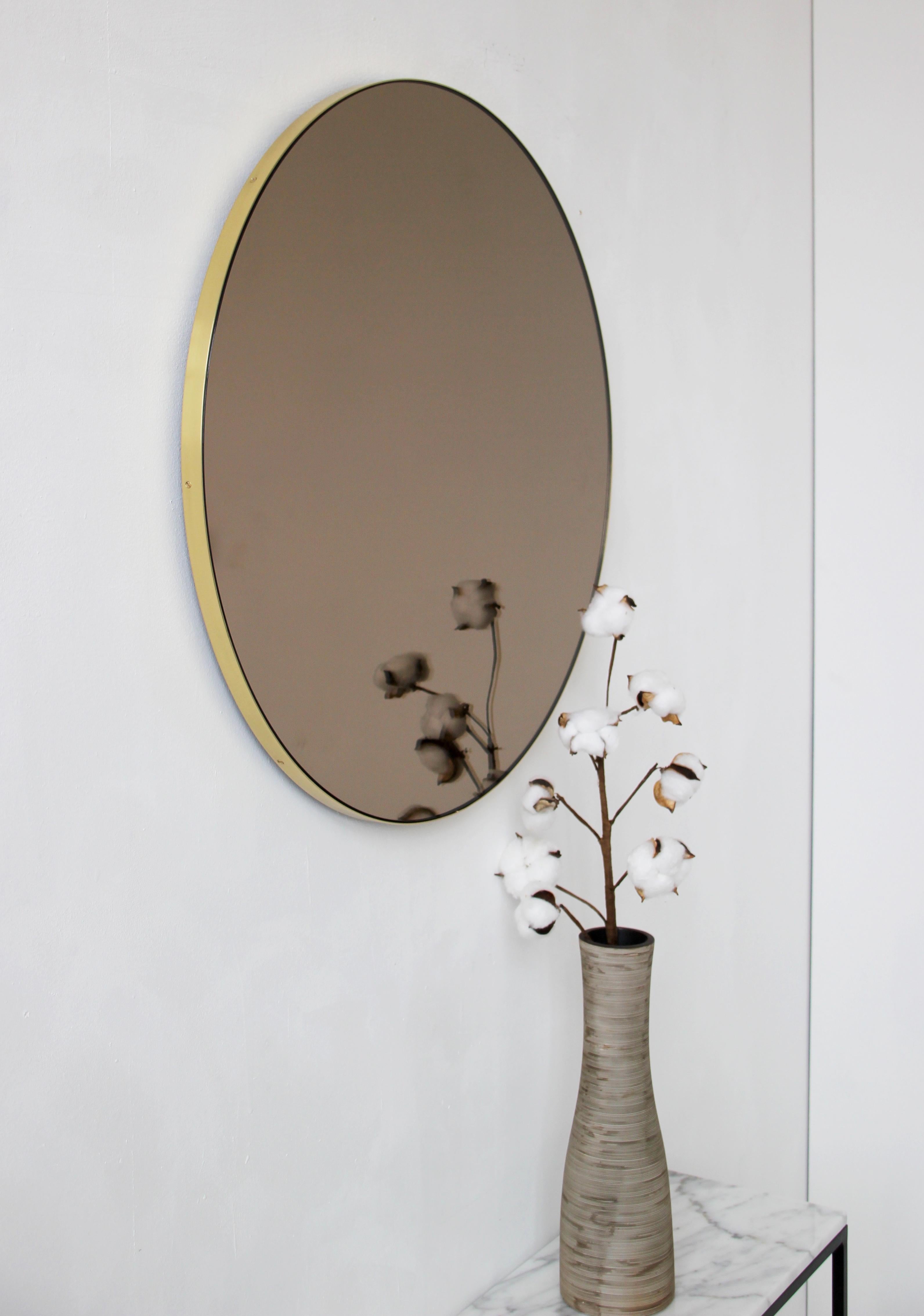 Brossé Orbis Bronze Tinted Contemporary Round Mirror with Brass Frame, Large (miroir rond contemporain teinté en bronze avec cadre en laiton) en vente