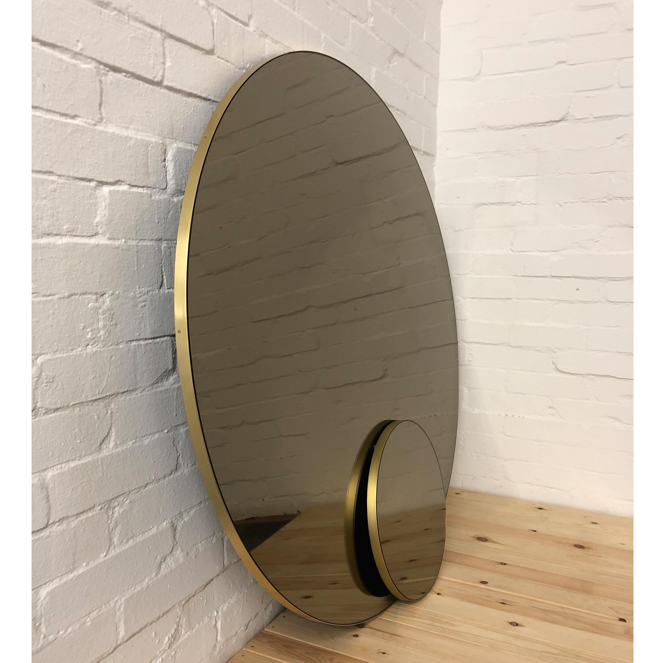 XXIe siècle et contemporain Orbis Bronze Tinted Contemporary Round Mirror with Brass Frame, Large (miroir rond contemporain teinté en bronze avec cadre en laiton) en vente