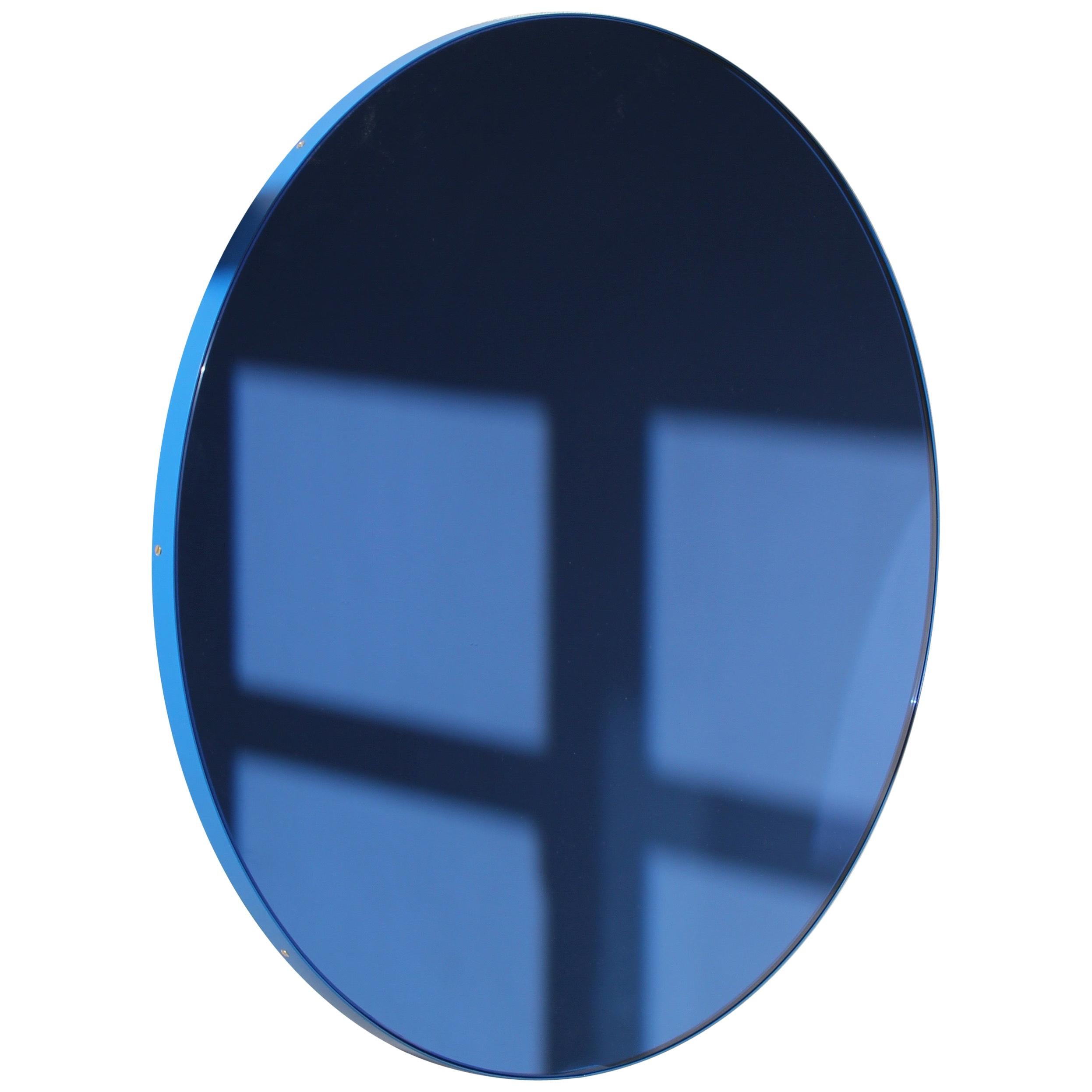 Blau getönter, dekorativer runder Orbis-Spiegel mit blauem Rahmen, groß im Angebot