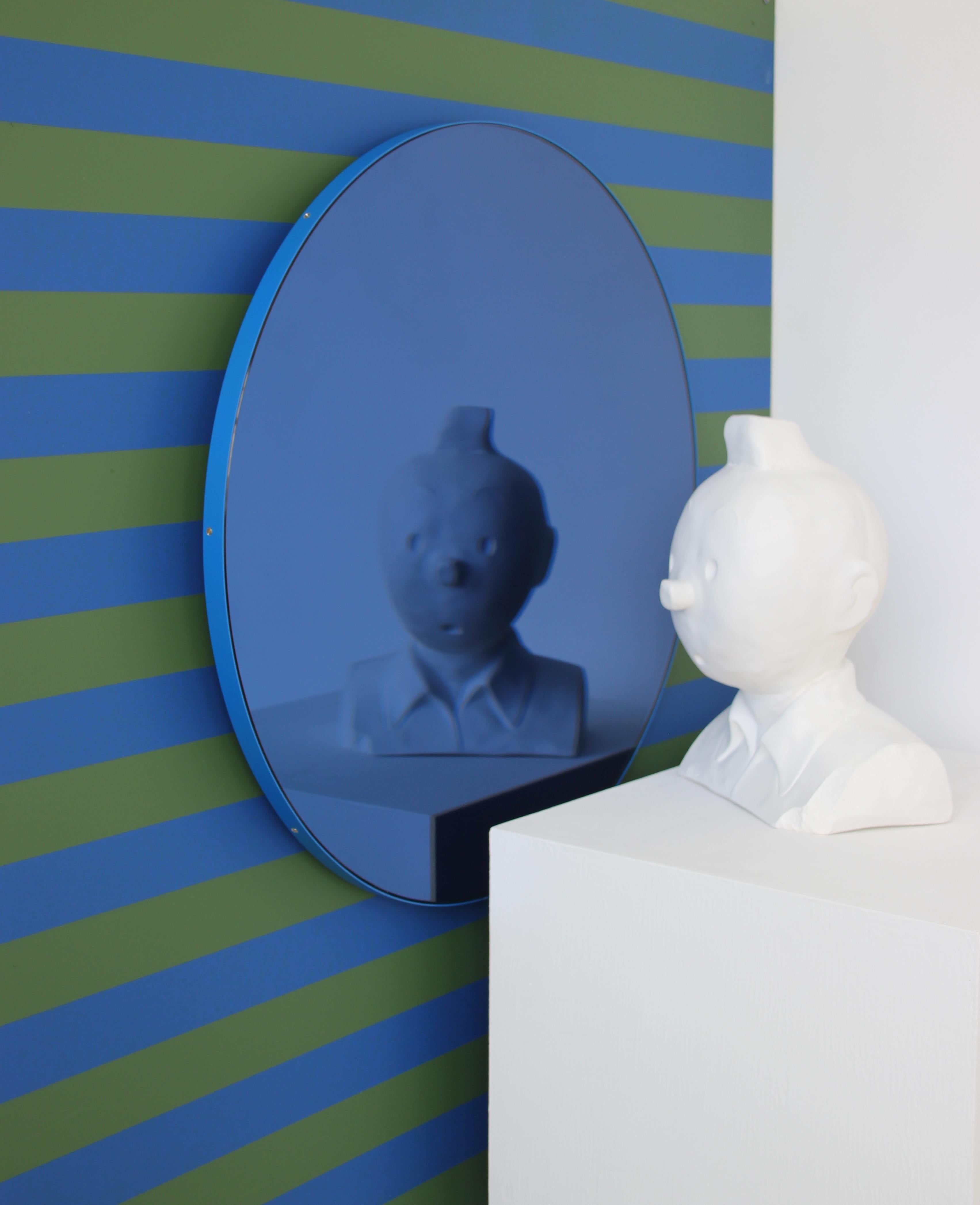 Blau getönter, dekorativer runder Orbis-Spiegel mit blauem Rahmen, groß im Angebot 3
