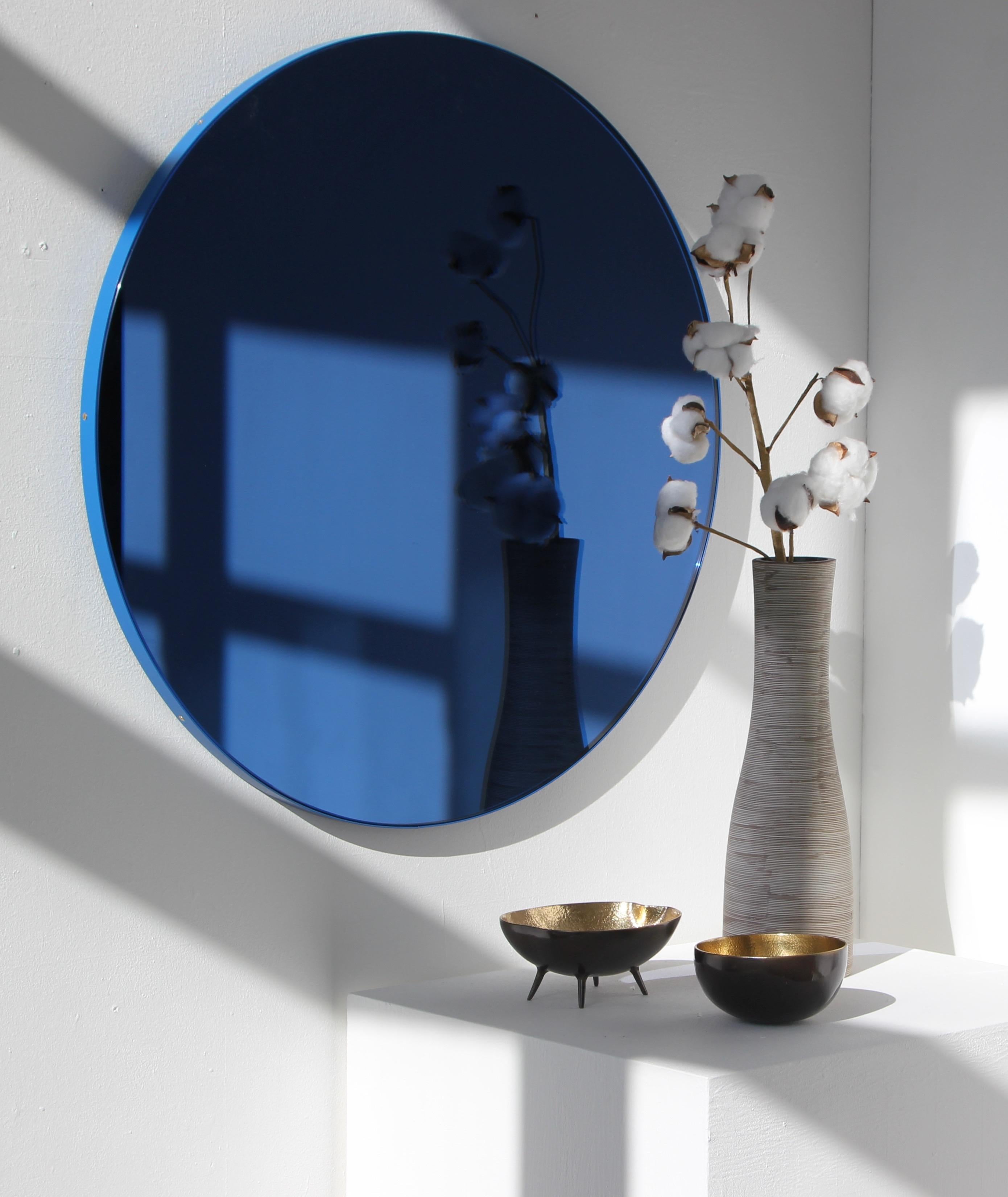 Blau getönter, dekorativer runder Orbis-Spiegel mit blauem Rahmen, groß (Organische Moderne) im Angebot