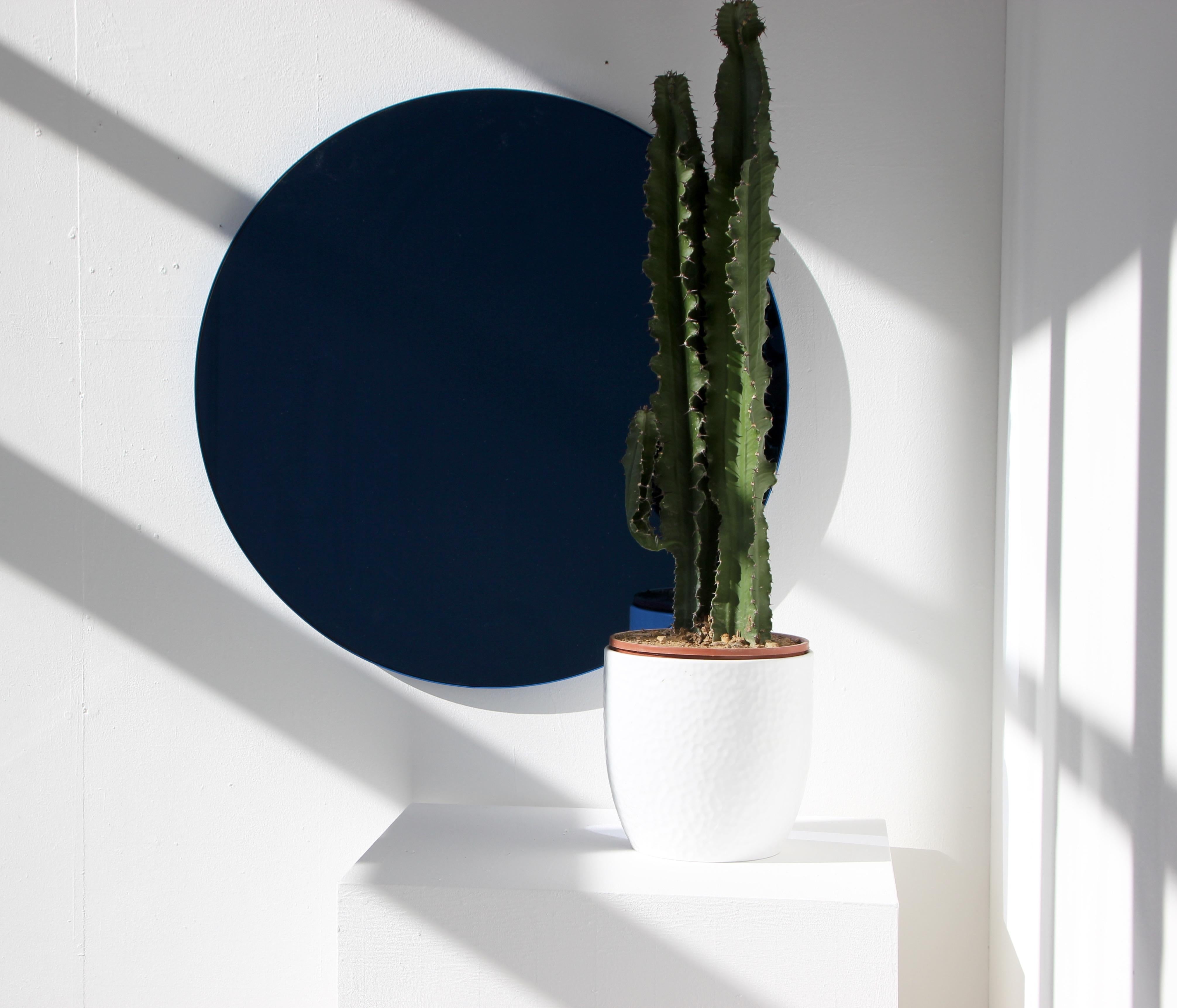 Blau getönter, dekorativer runder Orbis-Spiegel mit blauem Rahmen, groß (Britisch) im Angebot