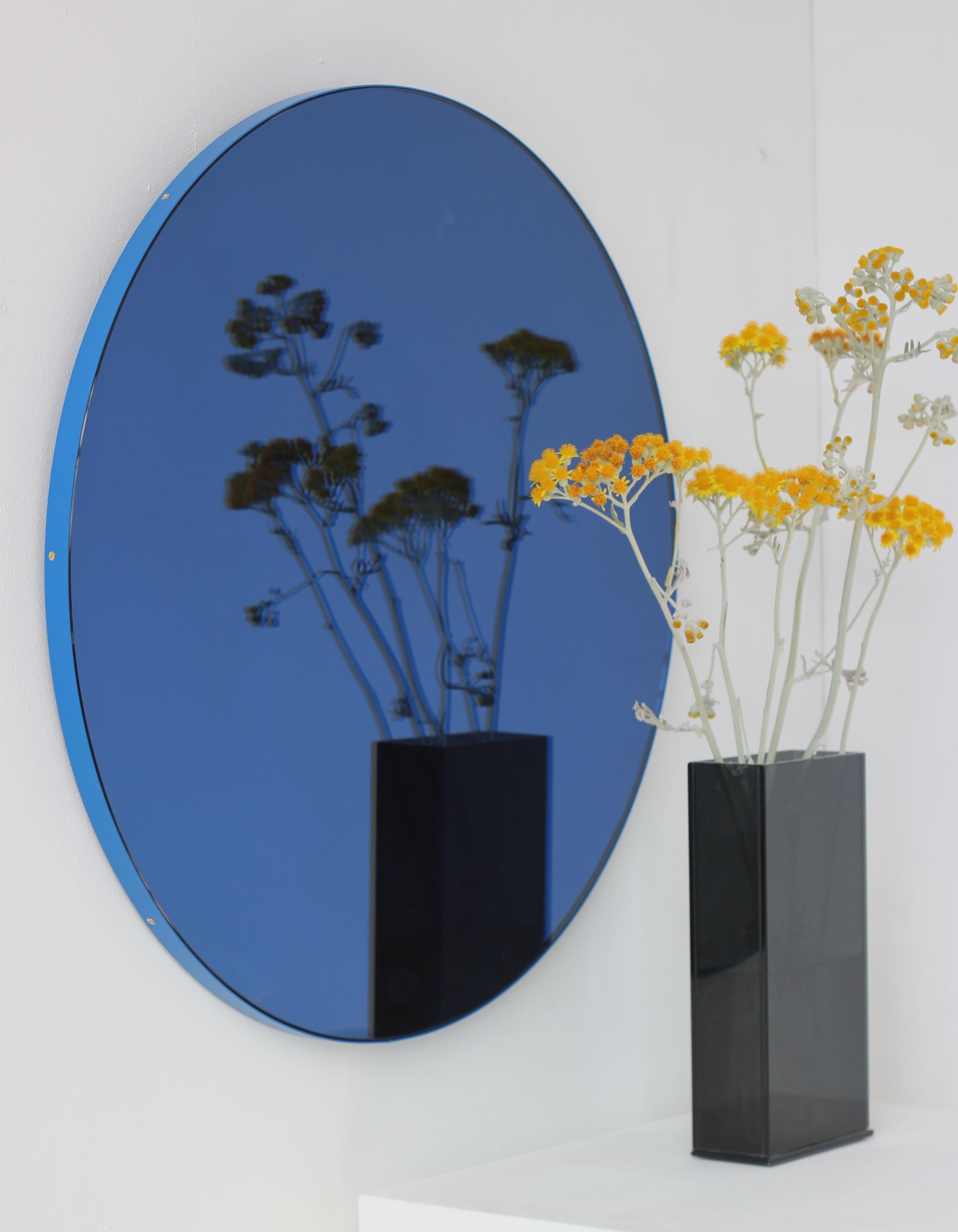 Blau getönter, dekorativer runder Orbis-Spiegel mit blauem Rahmen, groß (Pulverbeschichtet) im Angebot