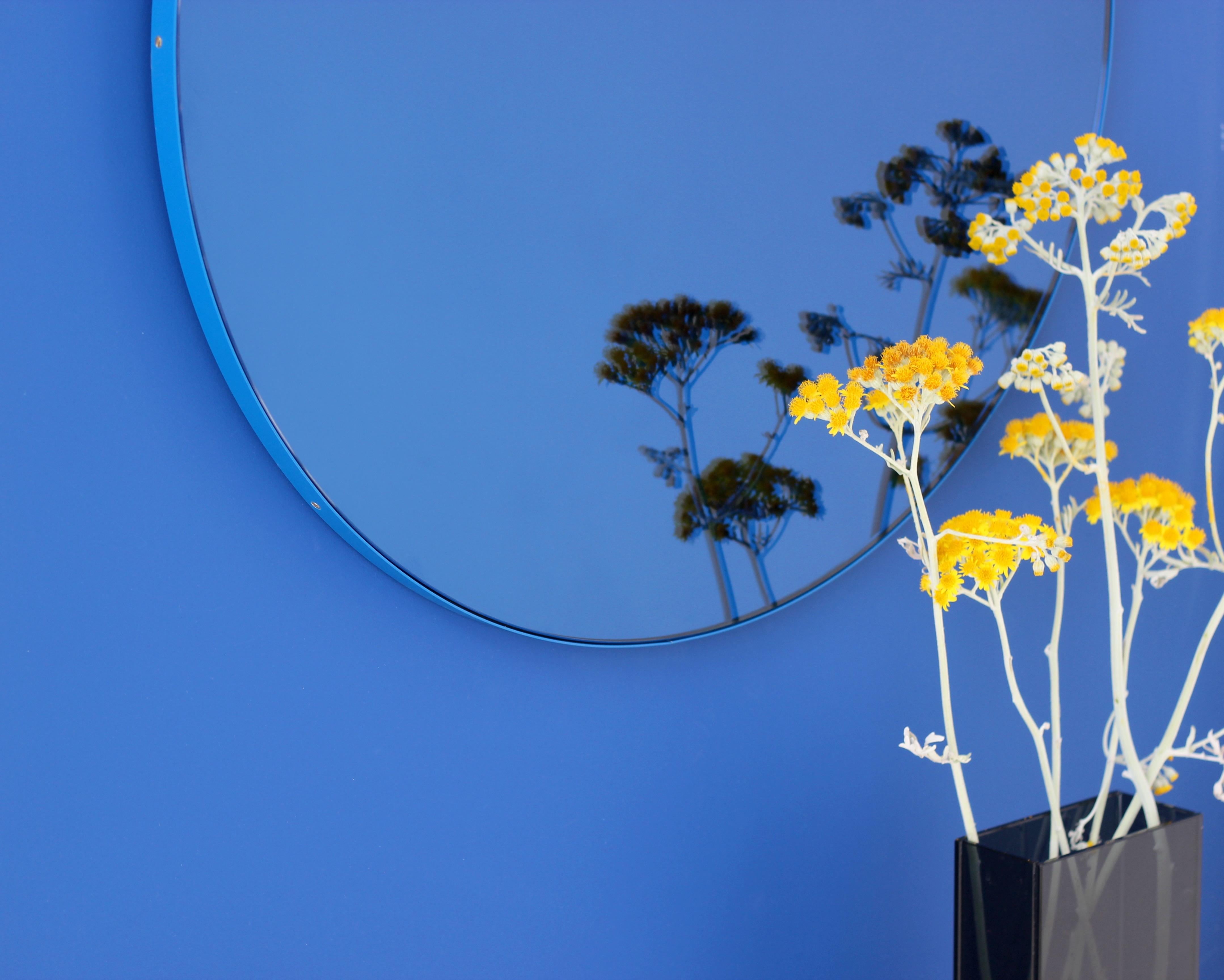 Blau getönter, dekorativer runder Orbis-Spiegel mit blauem Rahmen, groß (21. Jahrhundert und zeitgenössisch) im Angebot