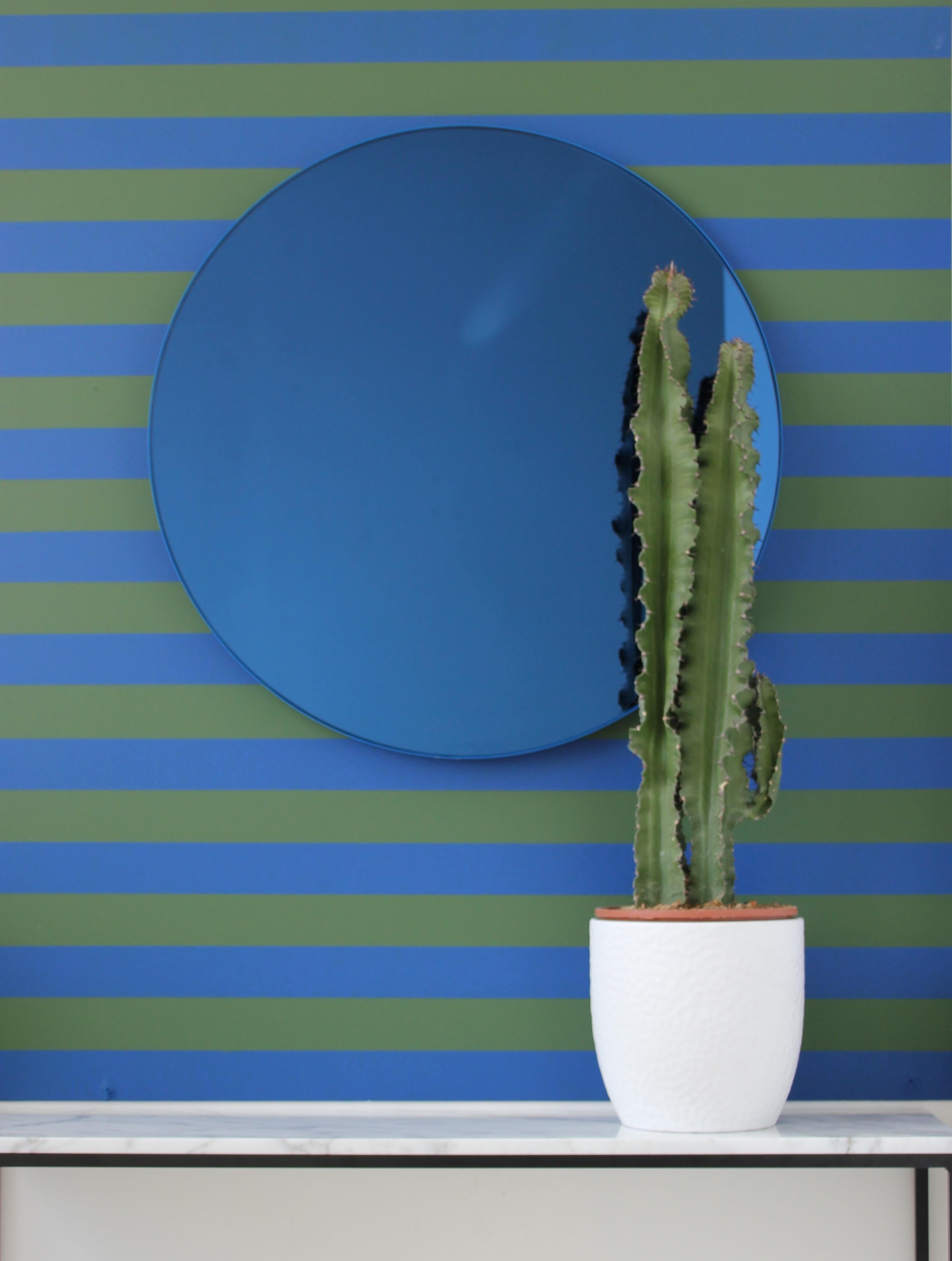 Blau getönter, dekorativer runder Orbis-Spiegel mit blauem Rahmen, groß im Angebot 2