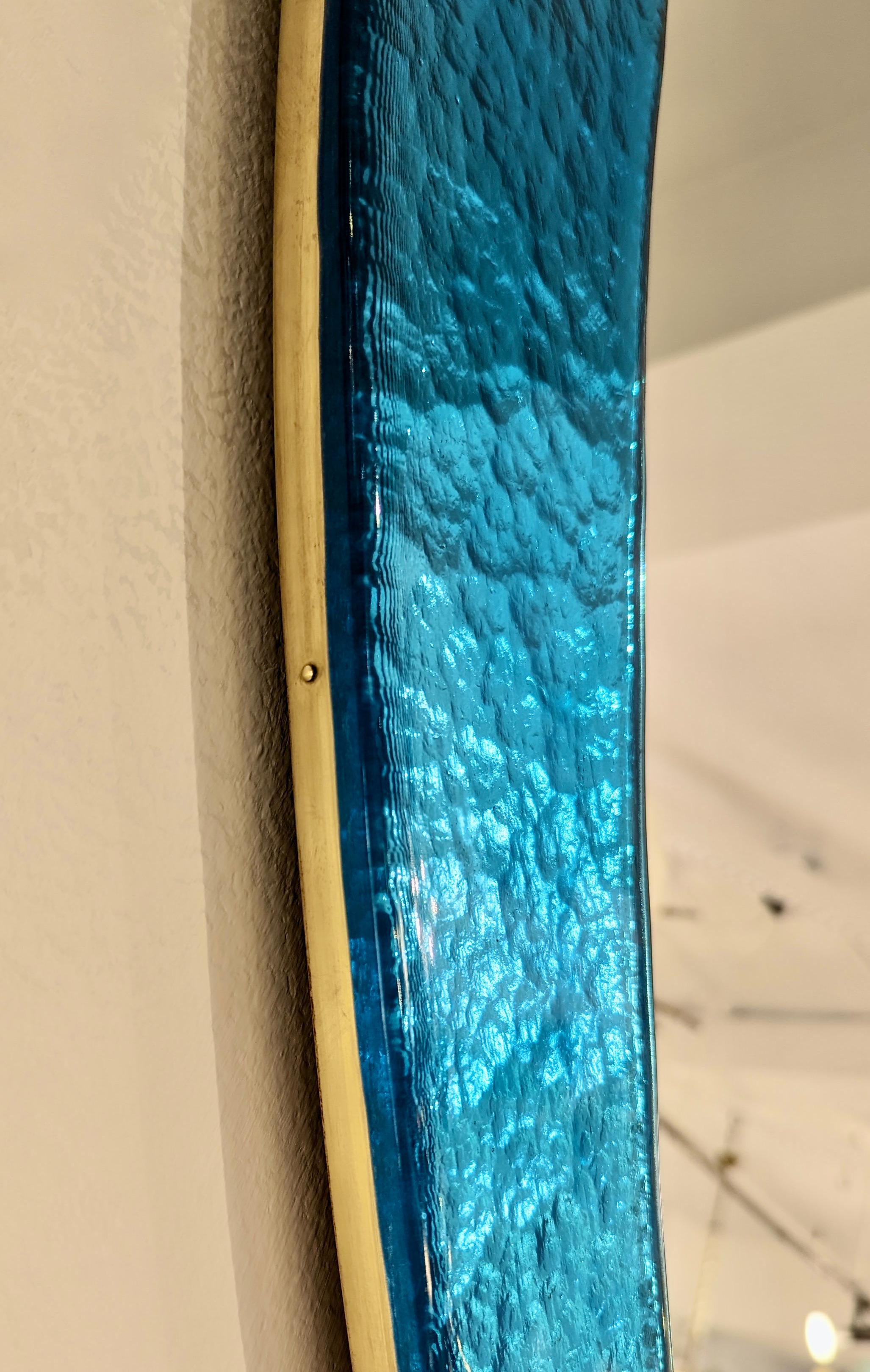 Contemporary custom-made modern mirror, entirely hand-made in Italy, of organic stylized kite shape, that can be displayed horizontally or vertically. Of unique Memphis-inspired design, this Art glass mirror has 4 destructured curved sides, in blown