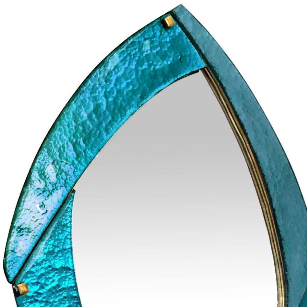 Contemporary custom-made modern mirror, entirely hand-made in Italy, of organic stylized kite shape, that can be displayed horizontally or vertically. Of unique Memphis-inspired design, this Art glass mirror has 4 destructured curved sides, in blown