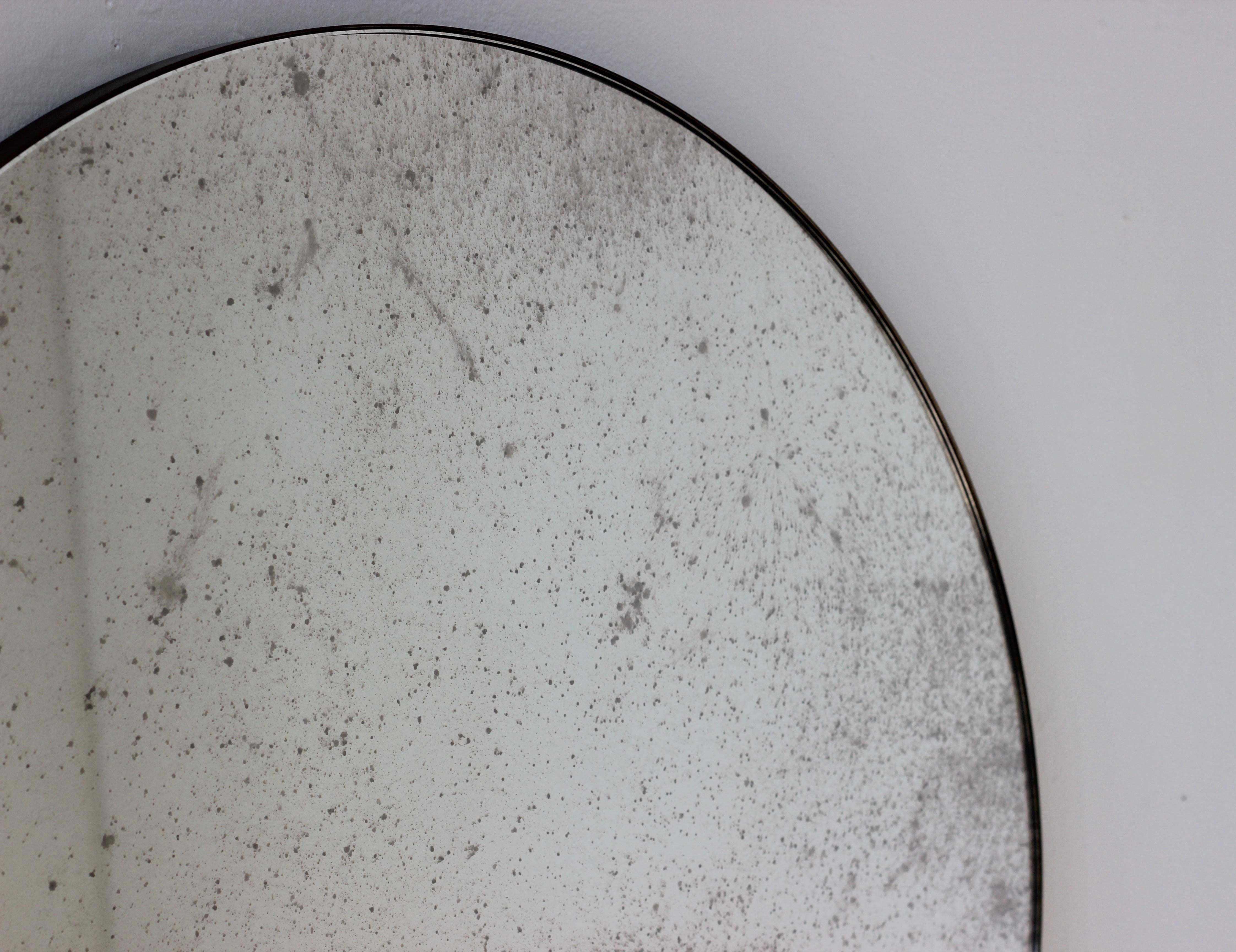 Britannique Miroir rond contemporain Orbis avec cadre en patine de bronze, grand modèle en vente
