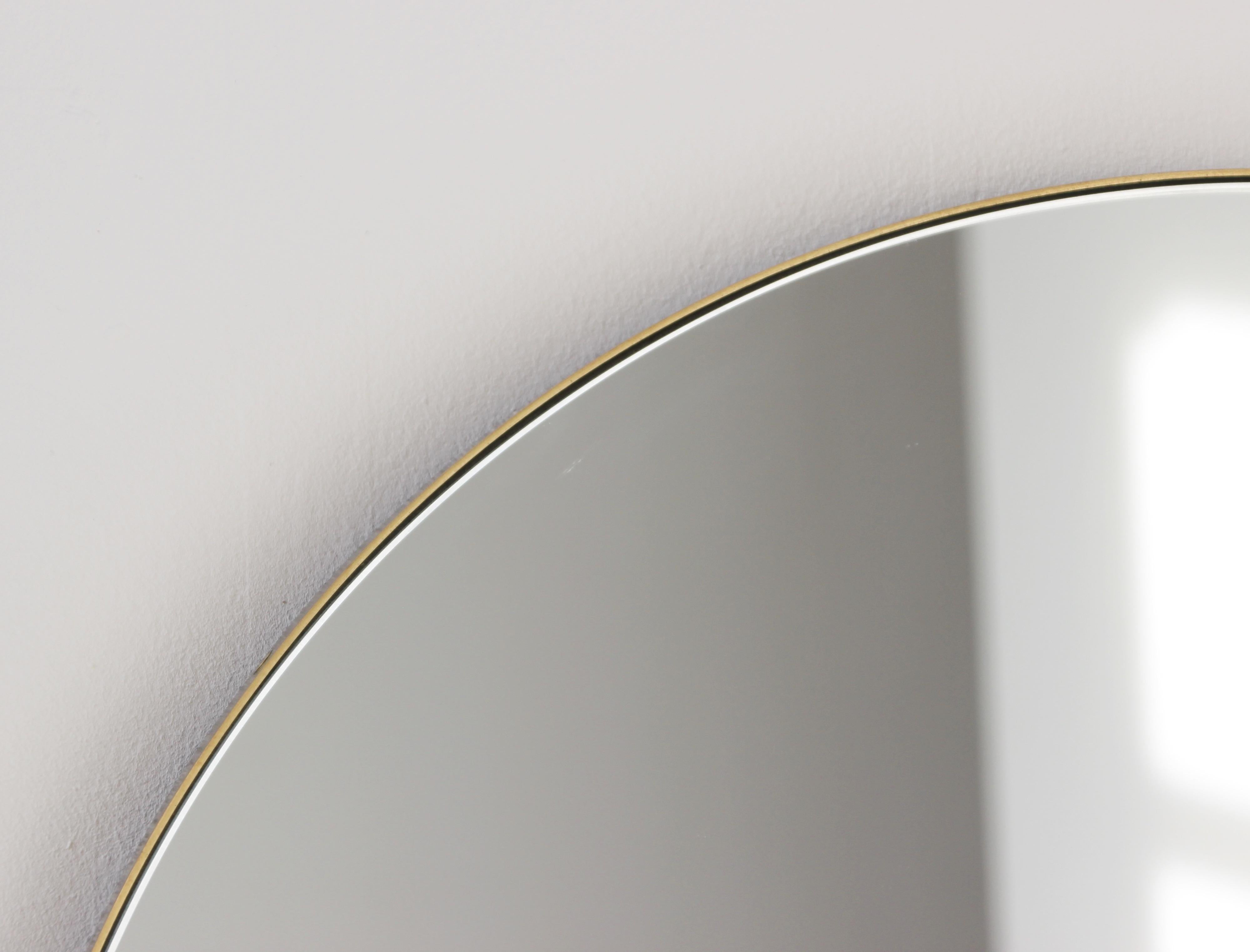 Grand miroir rond minimaliste Orbis avec cadre en laiton en vente 1