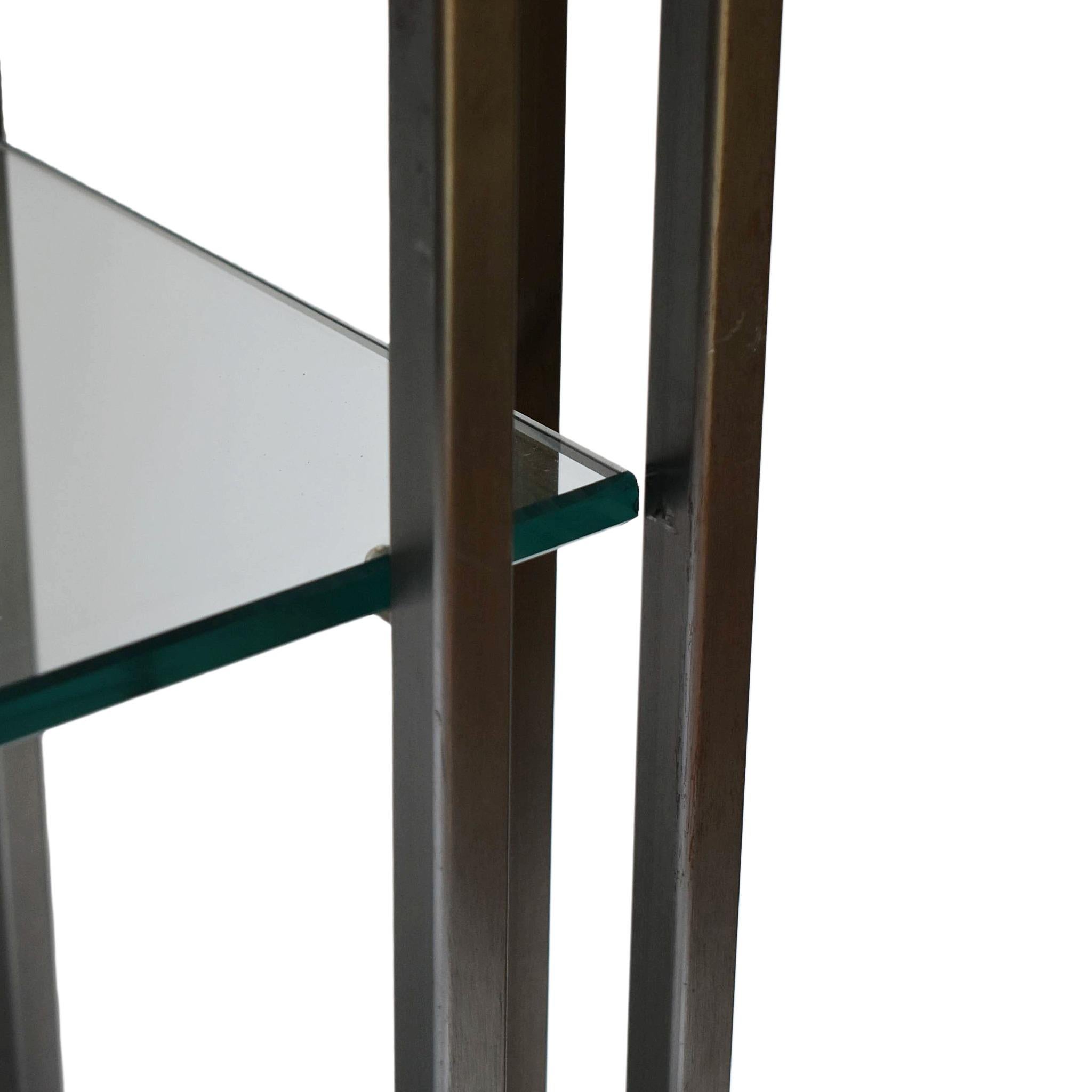 Étagère sur mesure en acier et verre Bon état - En vente à Pittsburgh, PA