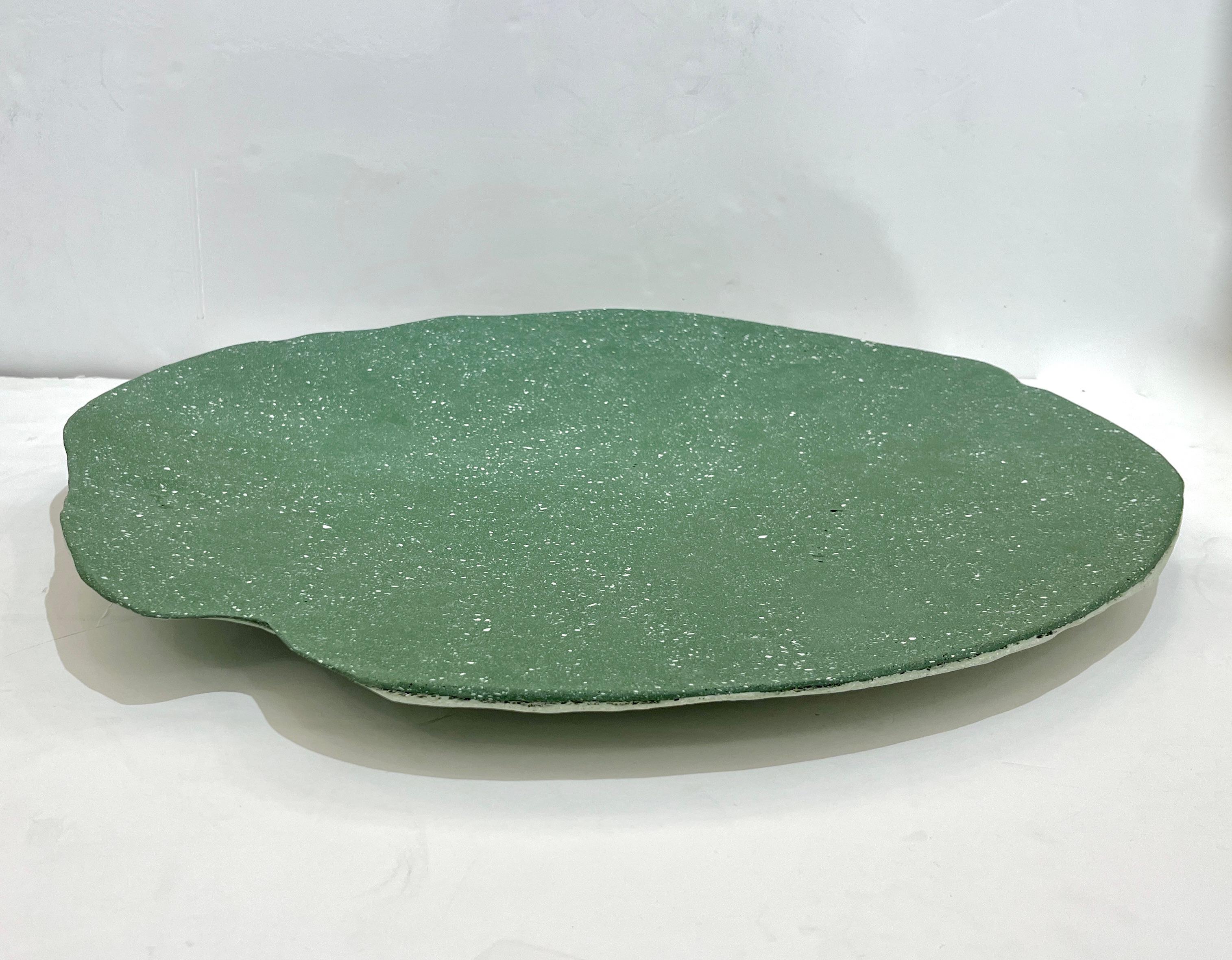 Ce centre de table organique et amorphe, d'un vert luxuriant rehaussé de blanc, est une œuvre d'art créée par l'artiste et designer italien GioMinelli. Réalisé en utilisant et en mélangeant de la fibre de verre et de la résine recyclées dans un
