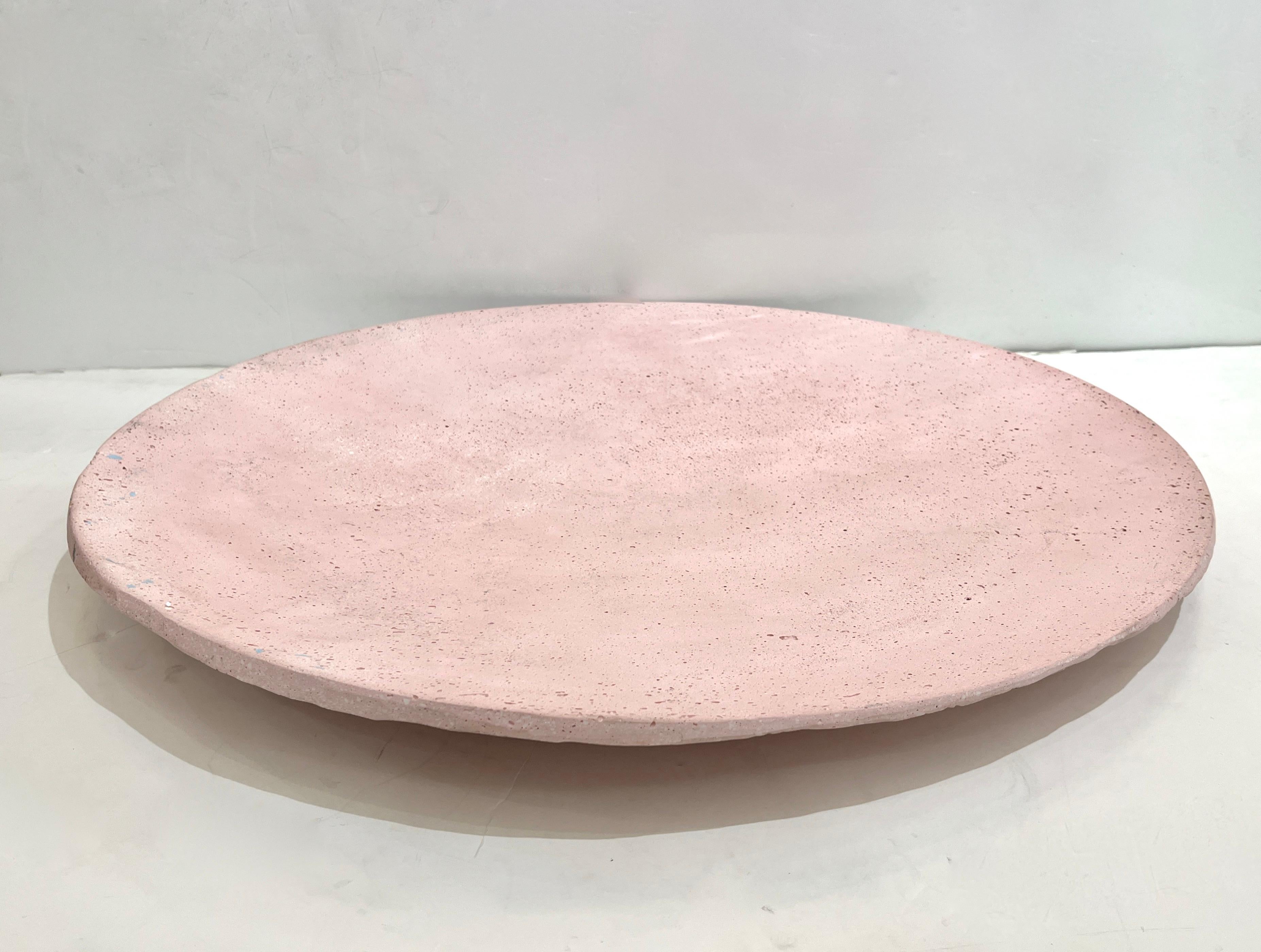 Dieser organische, amorphe Tafelaufsatz in rosafarbener Farbe mit hellblauen Einsprengseln wurde von dem italienischen Künstler und Designer GioMinelli als Herzstück von Kunst oder Wandkunst geschaffen. Das neue MATERIAL, das der Künstler unter