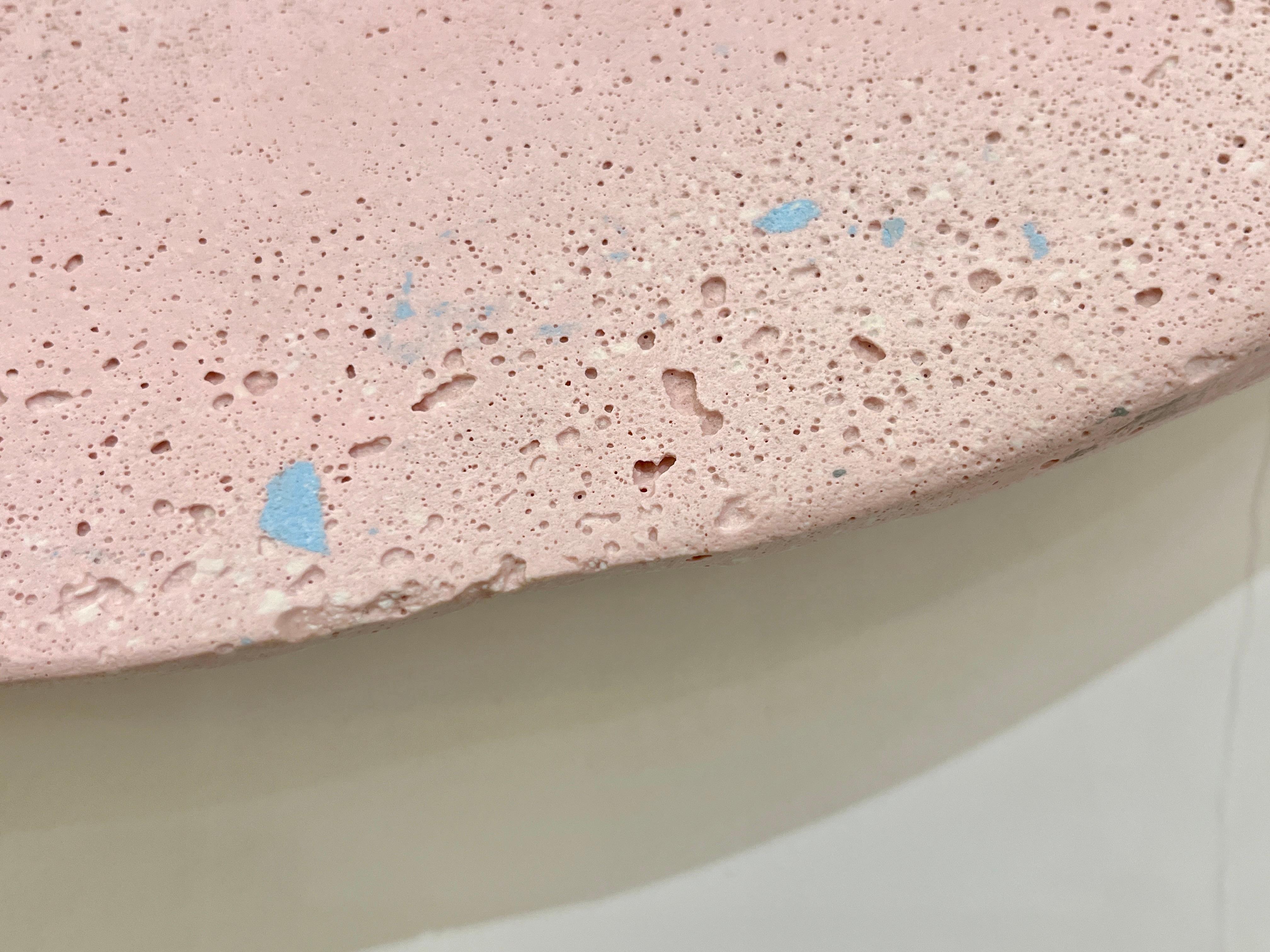 Fait main Centre de table/art mural italien personnalisable en résine recyclée rose pâle en vente