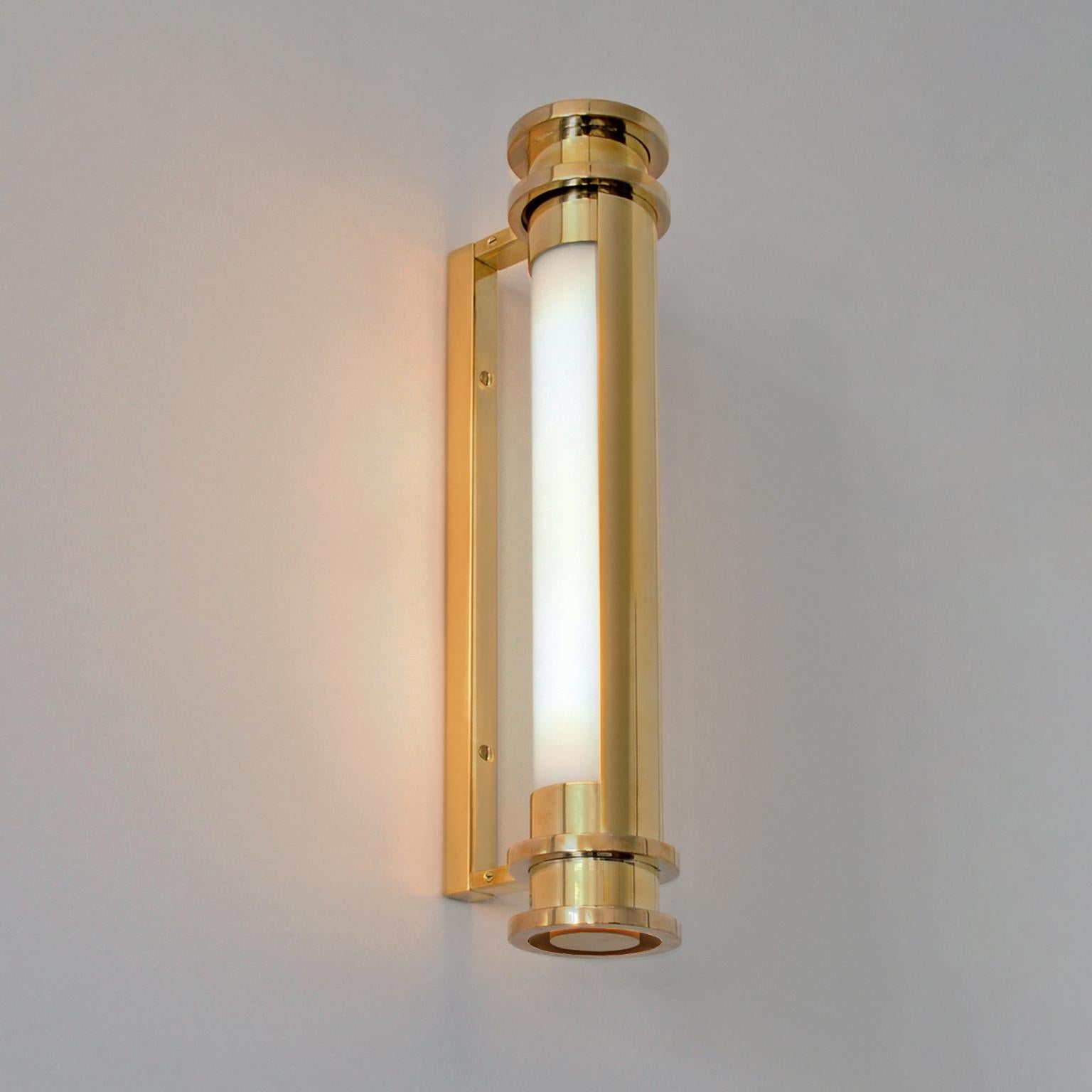 Aplique cilíndrico a medida con pantalla reflectora, latón pulido, cristal opalino Alemán en venta