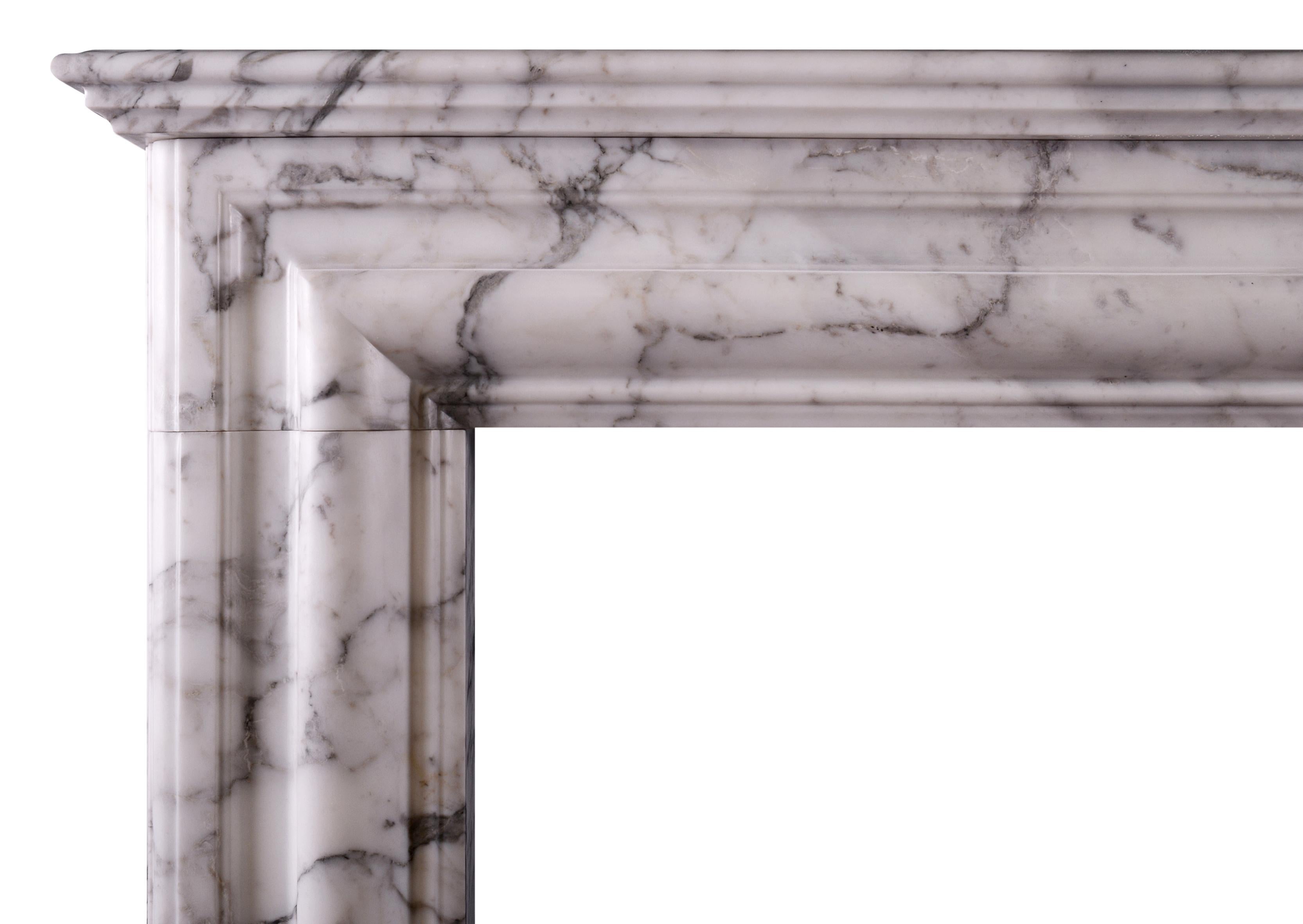 Ein englischer Heizkamin aus italienischem Arabescato-Marmor. Die Pfosten und der Fries sind durchgehend mit Zierleisten versehen, die von einem profilierten Regal überragt werden. Ungewöhnlich tiefes Design für den Stil mit dem Vorteil eines