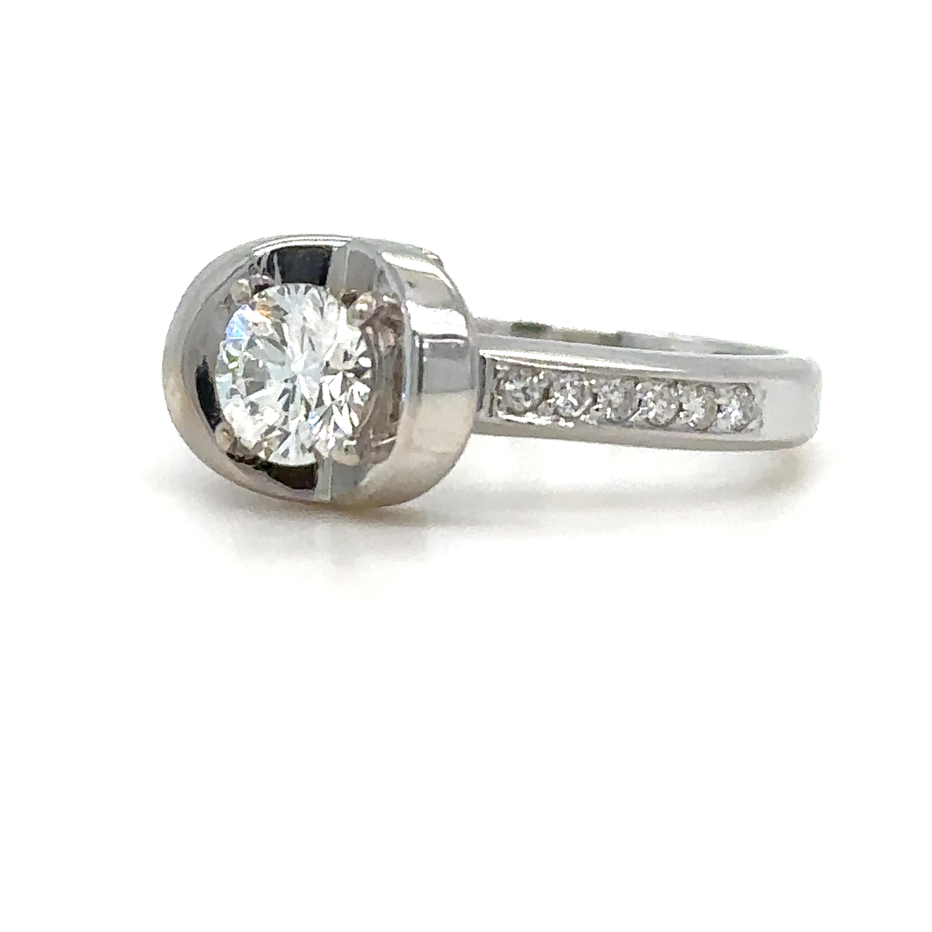 Anillo de diamantes talla brillante redondos, engastado en cuatro garras de oro blanco de 14 ct con 12 diamantes talla brillante redondos engastados en los hombros sobre una banda cónica de 3,0 a 2,6 mm.

Diamantes 1 = 0,58 ct (peso real)

Color: G,