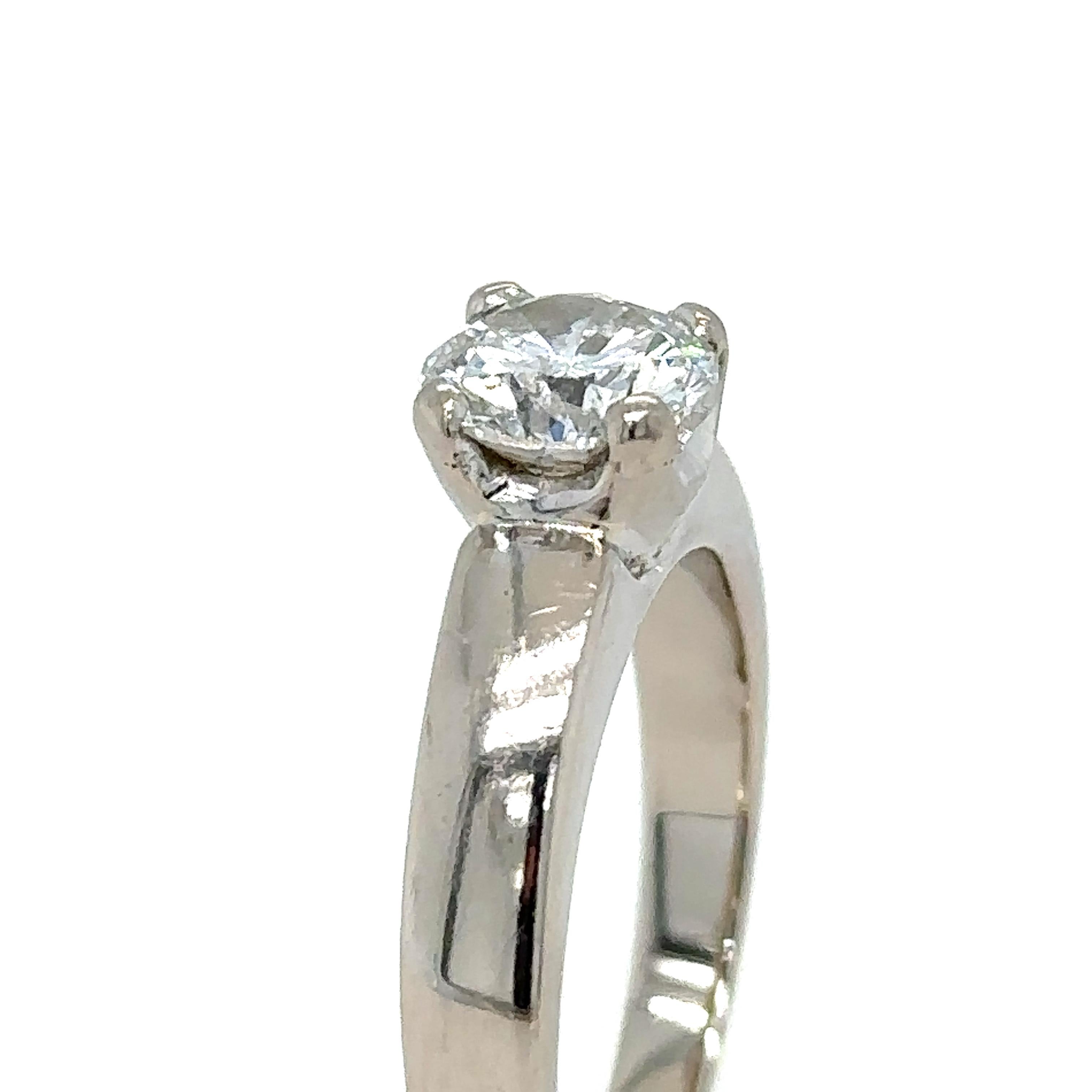 A Bespoke Diamond Engagement Ring, made of 18ct White Gold. Set with a Single Round Brilliant Cut Diamond, F colour, SI2 clarity, total carat weight of 1.56ct.

The diamond is certified HRD Antwerp certificate number 15015146001

Metal: 18ct White