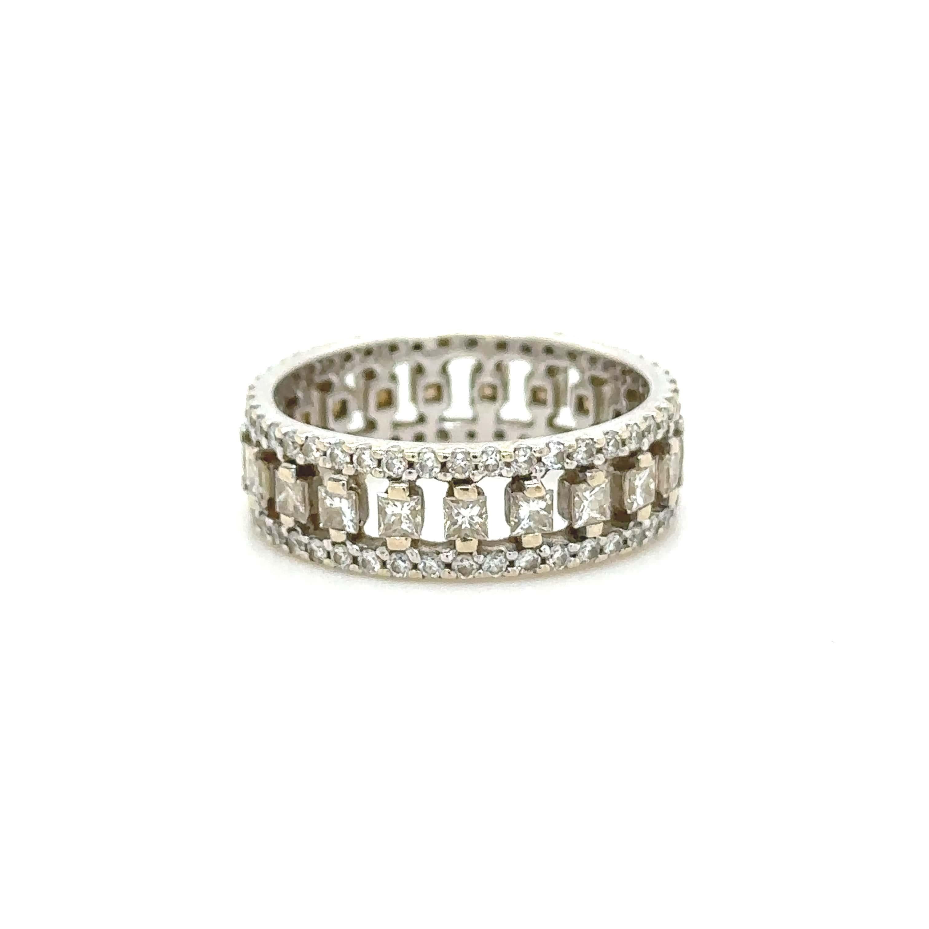 Unique features:

A ladies, diamond eternity Ring 

Diamond eternity ring. Made of 18 kt White Gold, and ring size of N 1/2, and weighing 4.1gm. Stamped: 750. 

Set with 21 princess, brilliant cut Diamonds, colour G and clarity VS-SI. with a total
