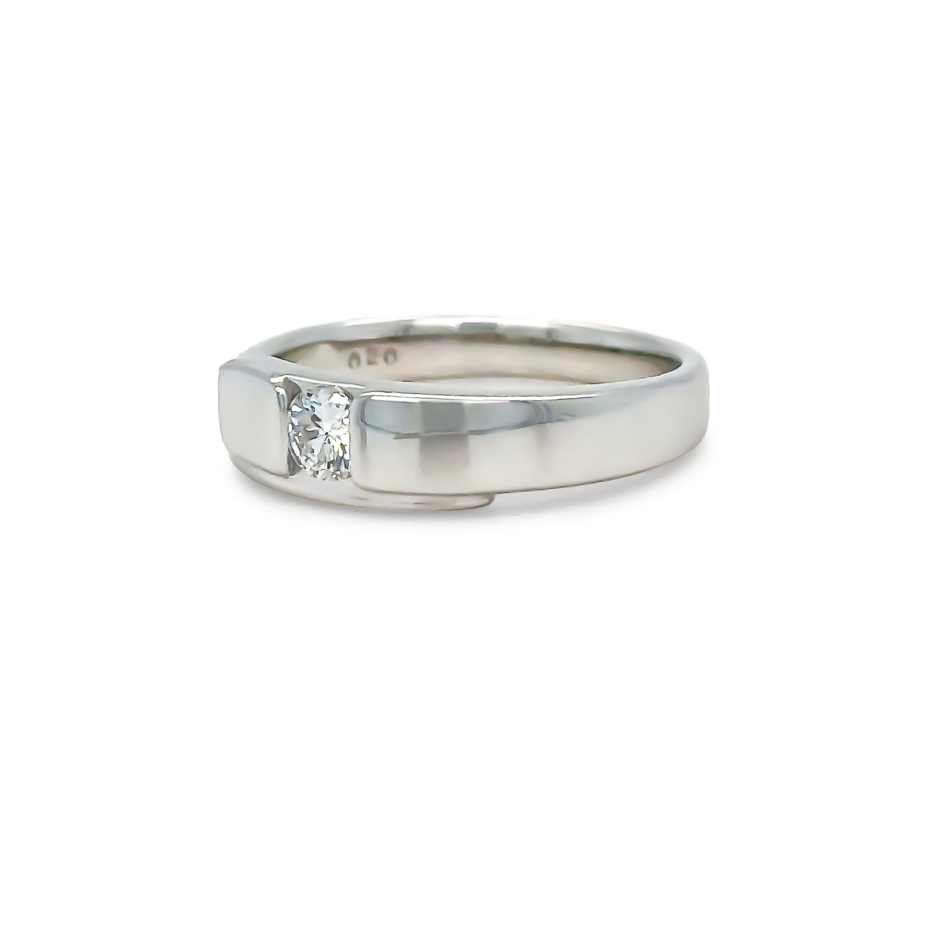 Ein Solitär-Diamantring mit rundem Brillantschliff, halb in 18-karätigem Weißgold auf einem sich verjüngenden Band von 5,0 bis 2,8 mm gefasst.

Diamant 0,20ct, eingestuft in der Fassung als Farbe: G, Reinheit: VS2

Metall: 18ct Weißgold
Karat: