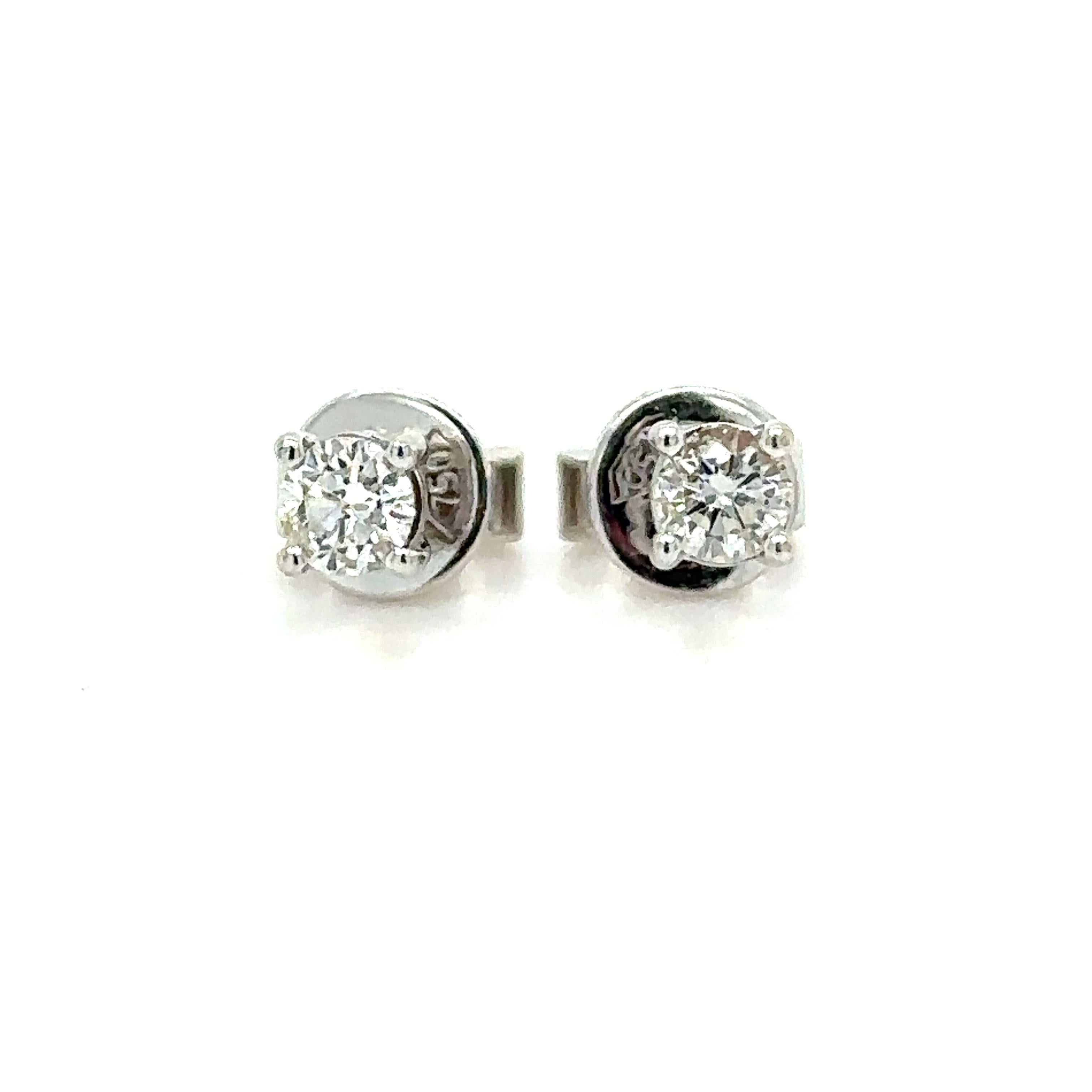 Unique features:

Diamond stud earrings. Made of 18ct White Gold, and weighing 1.6 gm.

Set with 2 round, brilliant cut Diamonds, colour G-H and clarity VS-SI. with a total weight of 0.30ct.

Metal: 18ct White Gold
Carat: 0.30ct
Colour: G-H
Clarity: