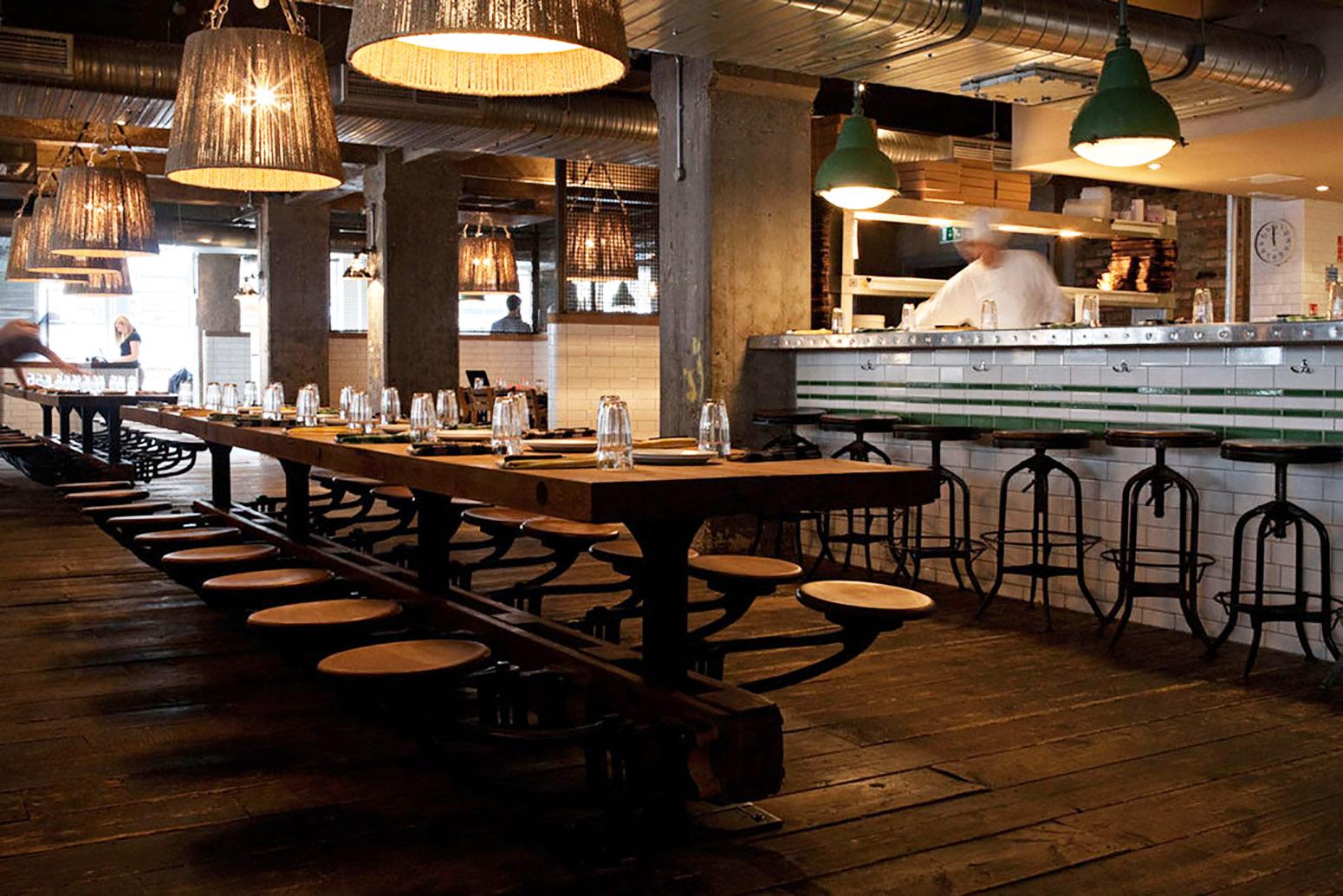 Table de salle à manger sur mesure avec sièges intégrés - Salle à manger de cuisine, salle à manger, fer et bois  en vente 8