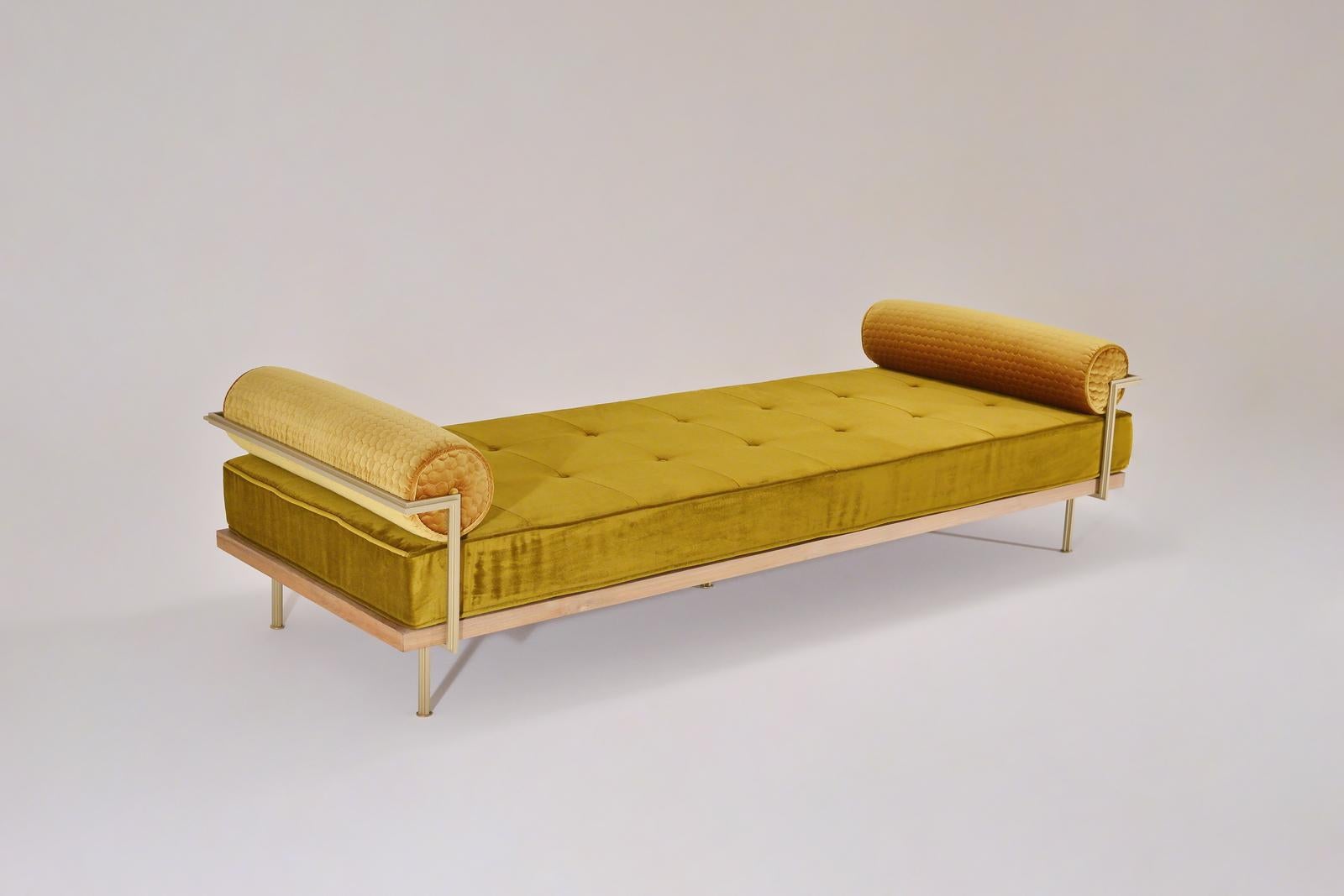 Thaïlandais Méridienne double sur mesure en bois de feuillus blanchi et laiton massif de P. Tendercool (intérieur) en vente