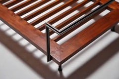 Méridienne double sur mesure en bois de feuillus récupéré et laiton massif de P. Tendercool (intérieur)
