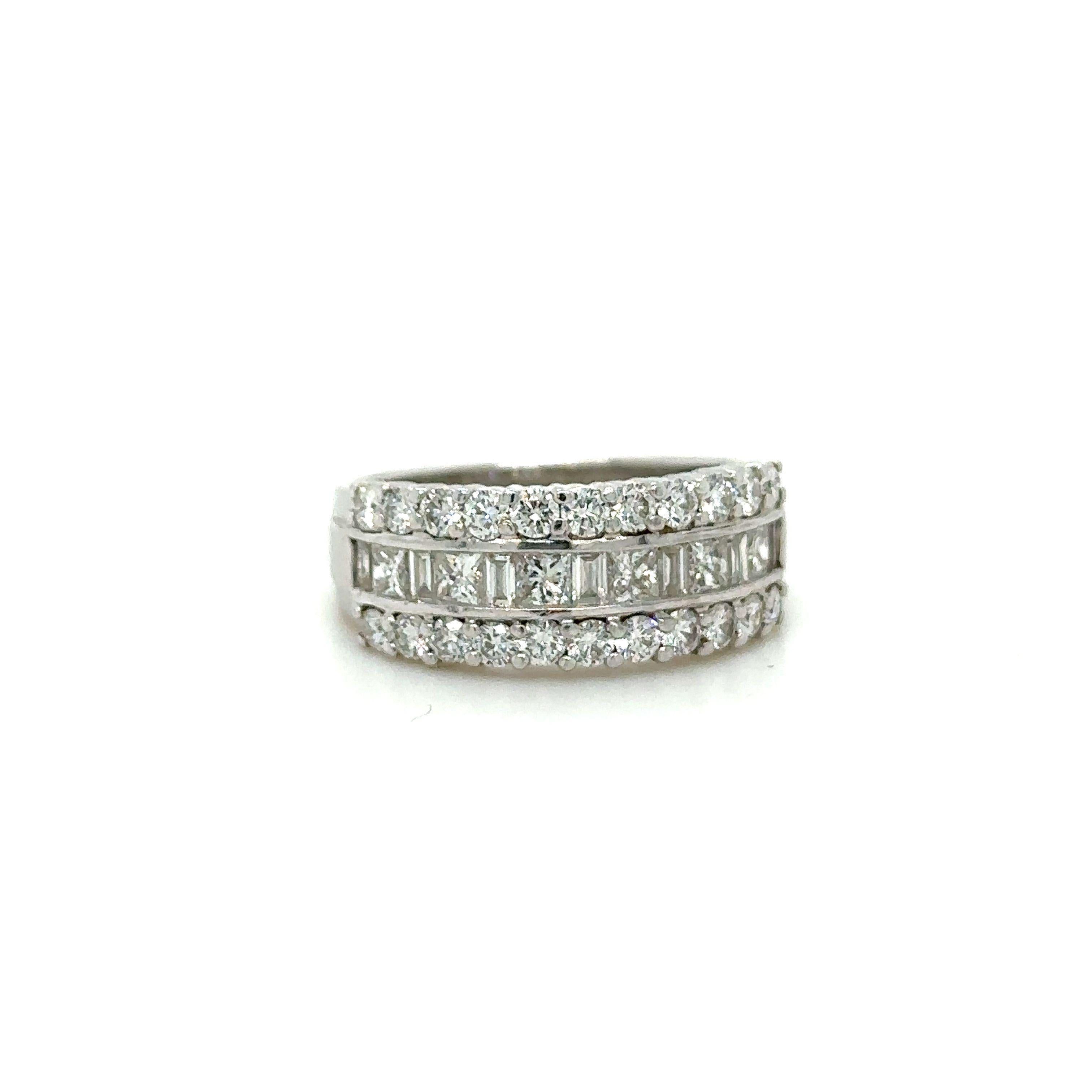 Unique features: 

A ladies, diamond dress Ring 

Diamond ring. Made of 18 kt White Gold, and ring size of O, and weighing 7.8 gm. Stamped:750. 

Set with 22 round, brilliant cut Diamonds, with a total weight of 1.10 ct. 

And 6 princess, brilliant