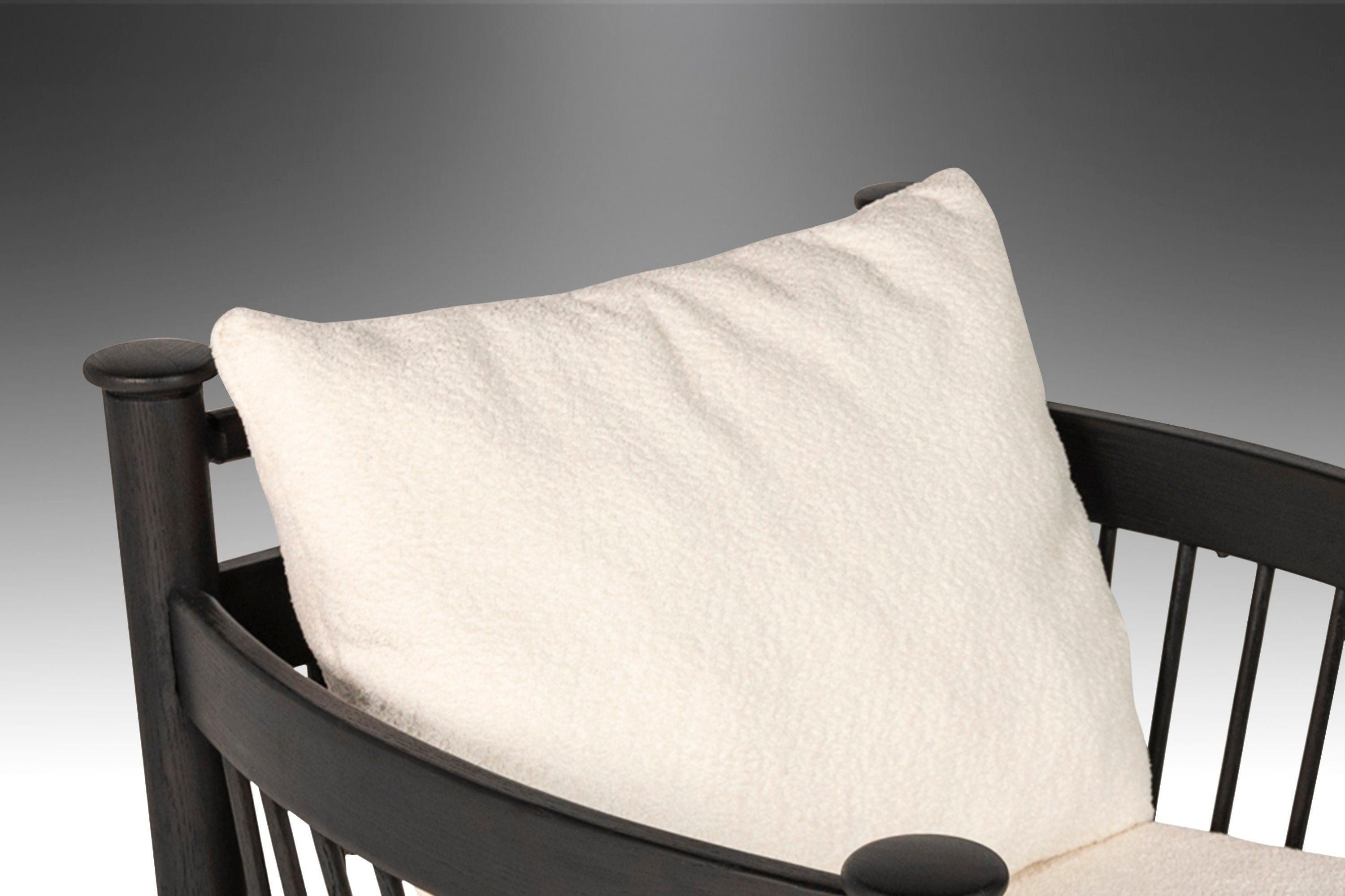 ¡Atención diseñadores! Confort y estilo a partes iguales, este extraordinario sillón de salón ha sido sometido recientemente a una exhaustiva y transformadora restauración que incluye una nueva tapicería de bouclé blanco. Construida en roble macizo,