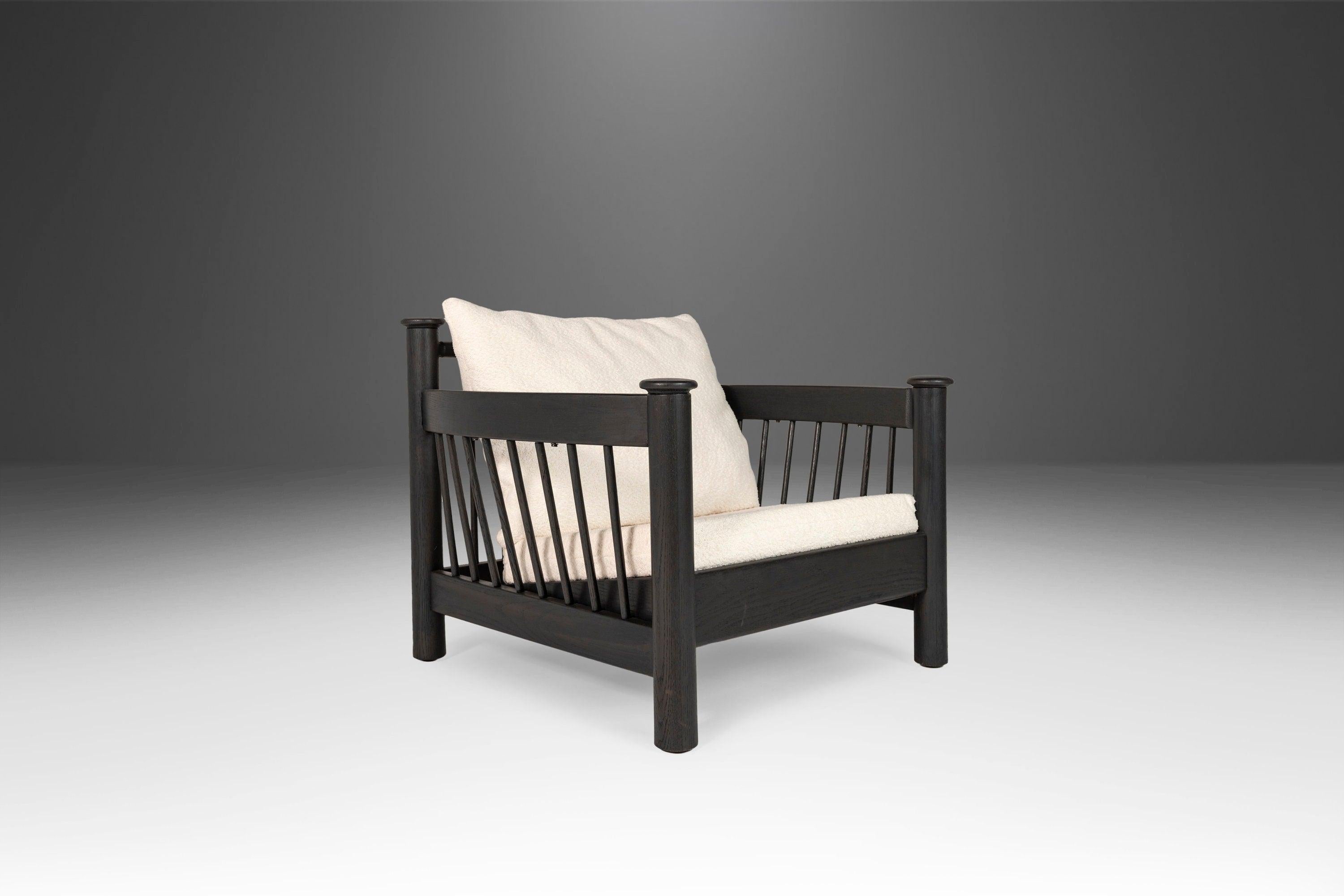 Silla Lounge con Respaldo de Barril Ebonizado a Medida Recién Tapizada en Bouclé Blanco, EE.UU. Moderno de mediados de siglo en venta