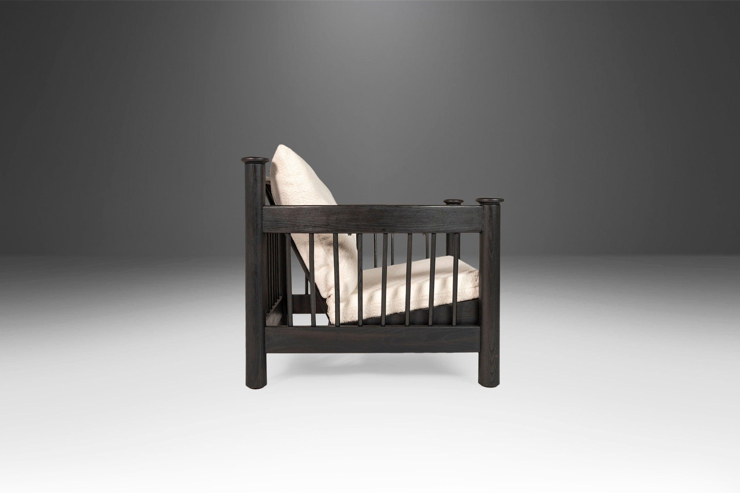 Silla Lounge con Respaldo de Barril Ebonizado a Medida Recién Tapizada en Bouclé Blanco, EE.UU. Desconocido en venta