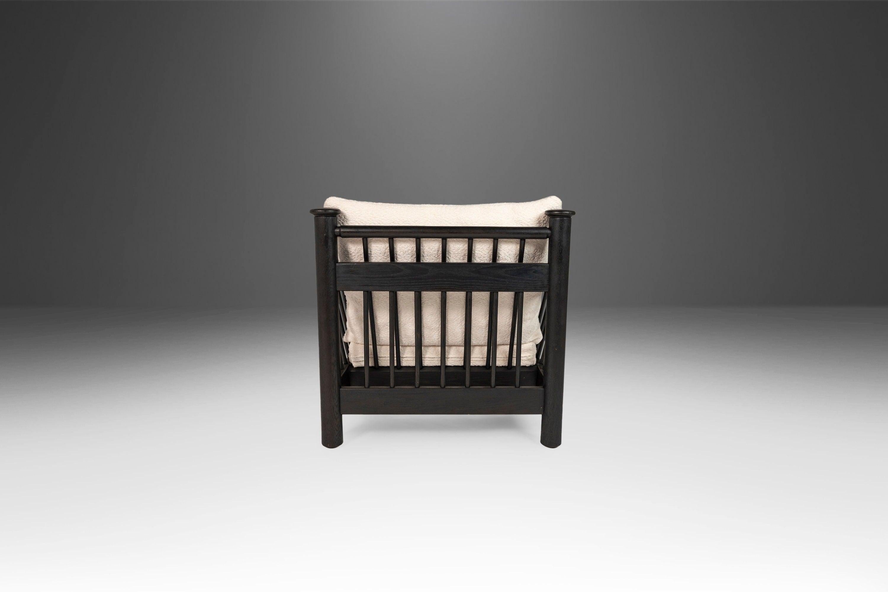 Silla Lounge con Respaldo de Barril Ebonizado a Medida Recién Tapizada en Bouclé Blanco, EE.UU. en Excelente estado para la venta en Deland, FL