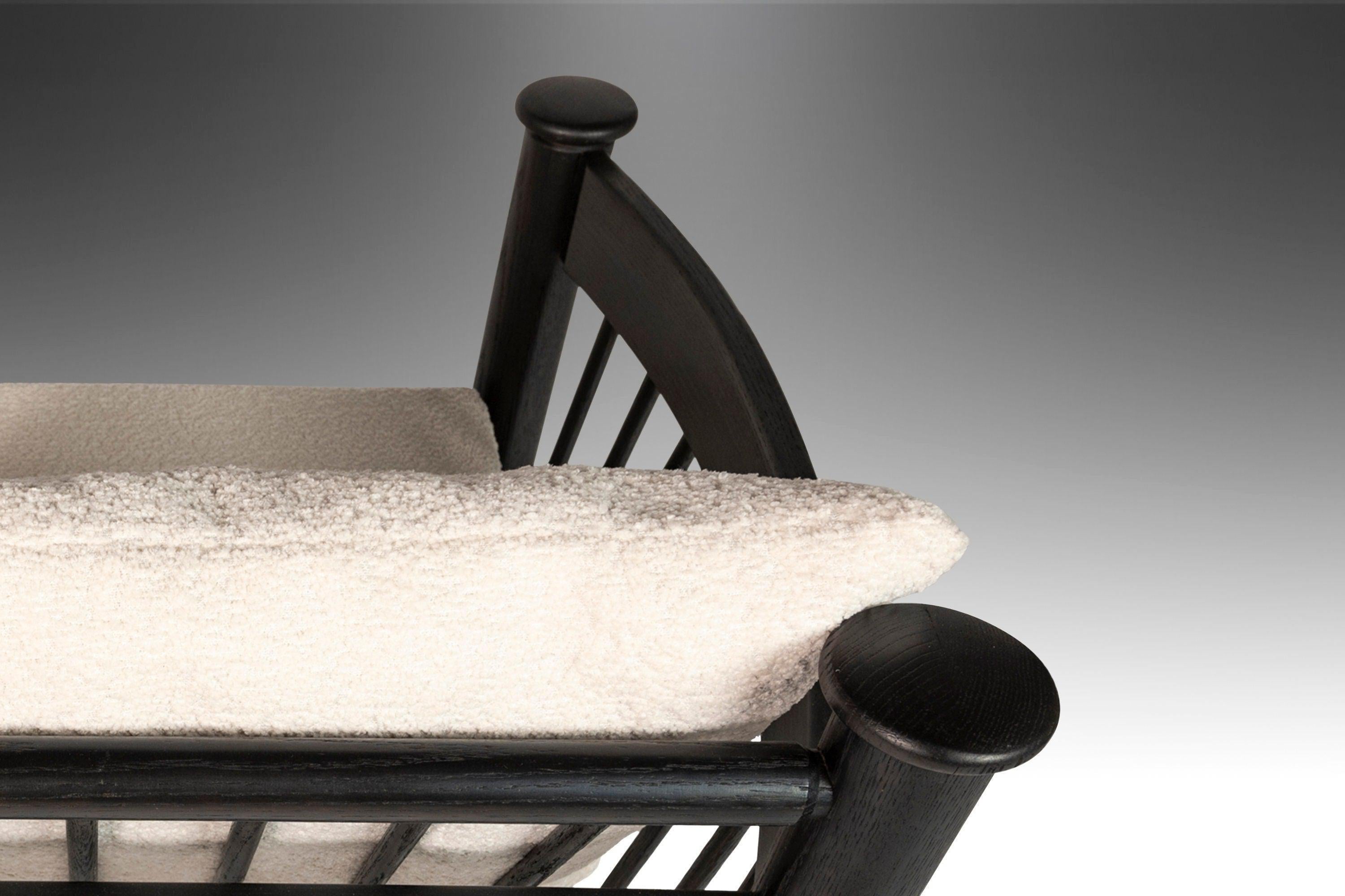Silla Lounge con Respaldo de Barril Ebonizado a Medida Recién Tapizada en Bouclé Blanco, EE.UU. Roble en venta