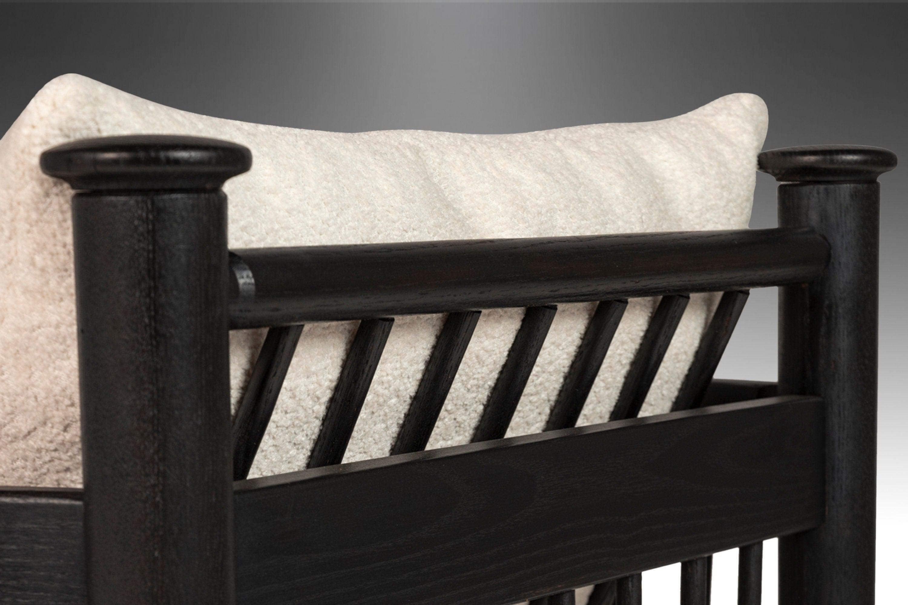 Silla Lounge con Respaldo de Barril Ebonizado a Medida Recién Tapizada en Bouclé Blanco, EE.UU. en venta 2