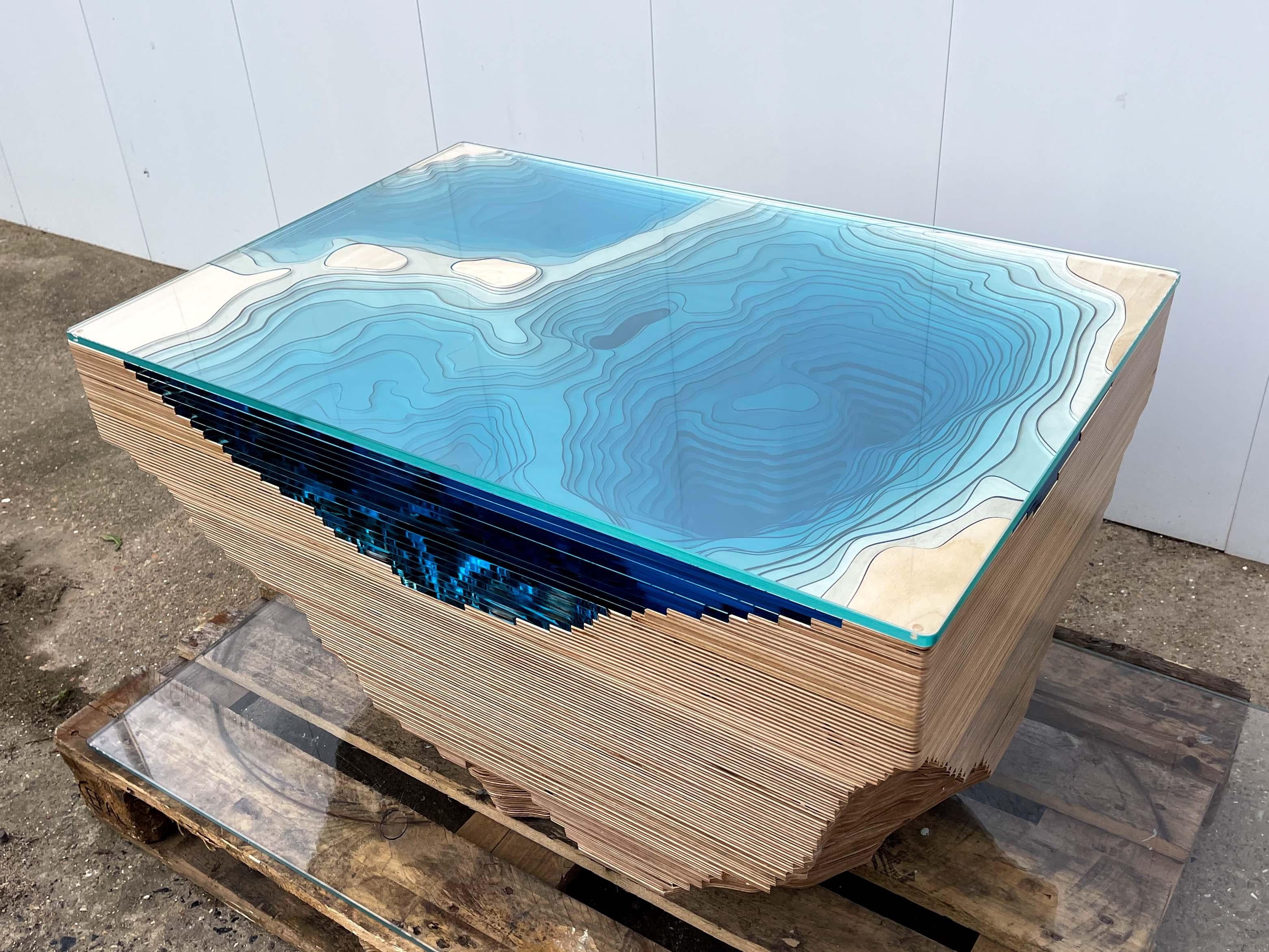 XXIe siècle et contemporain Table basse moderne en bois et verre Édition unique en vente