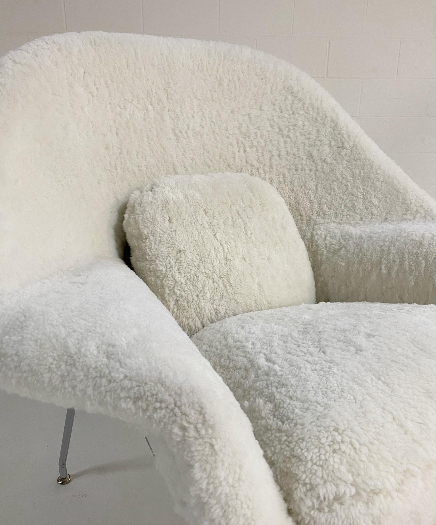 Fauteuil et pouf Forsyth sur mesure Eero Saarinen Womb en peau de mouton australien en vente 8