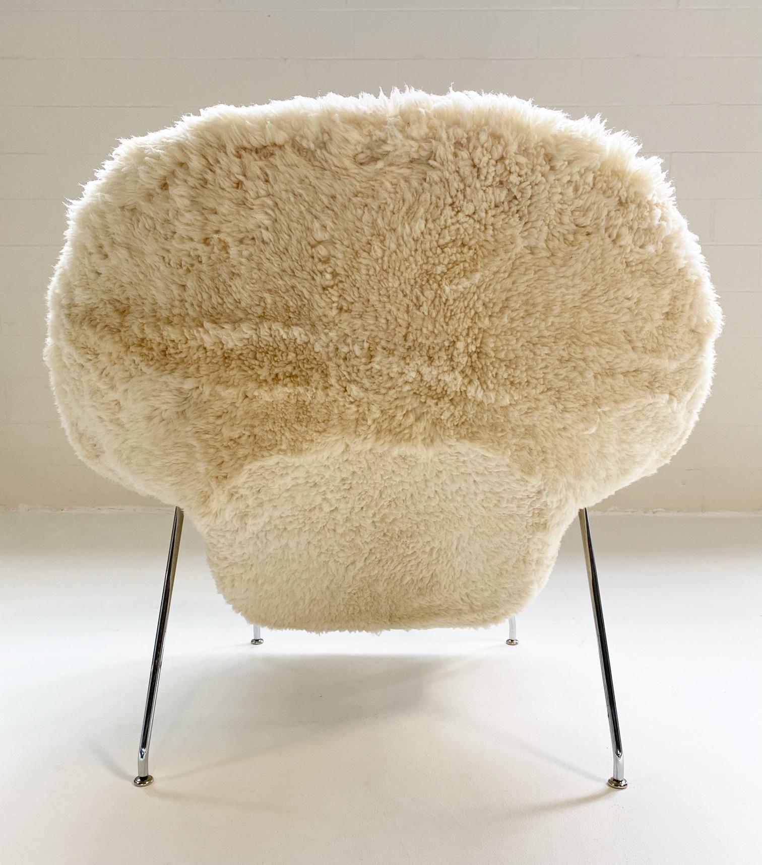 20th Century Forsyth Bespoke Eero Saarinen Womb Chair and Ottoman in California Sheepskin For Sale