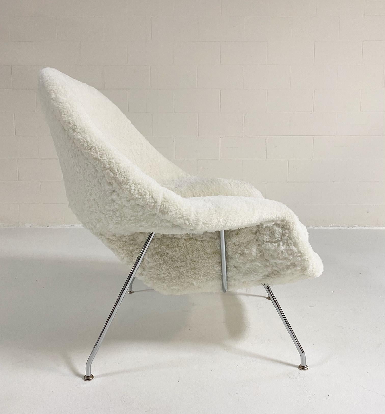Chaise poursyth sur mesure Eero Saarinen Womb en peau de mouton australienne en vente 1