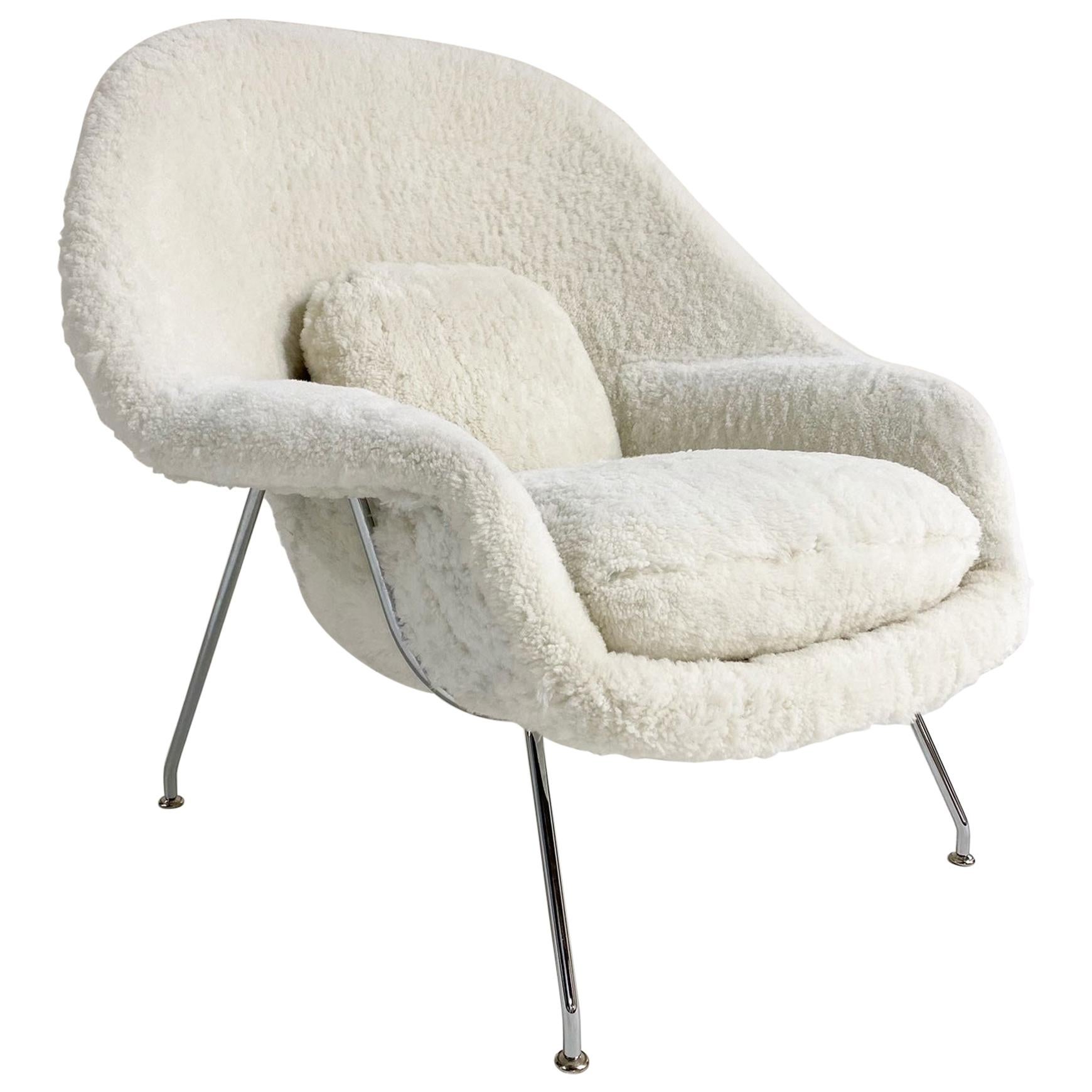 Chaise poursyth sur mesure Eero Saarinen Womb en peau de mouton australienne en vente