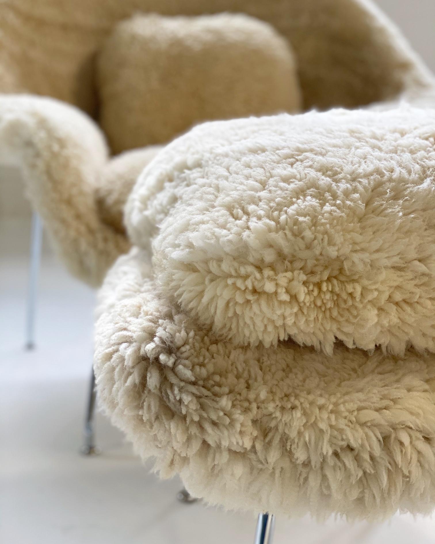 Chaise poursyth sur mesure Eero Saarinen Womb sans pouf en peau de mouton de Californie en vente 1